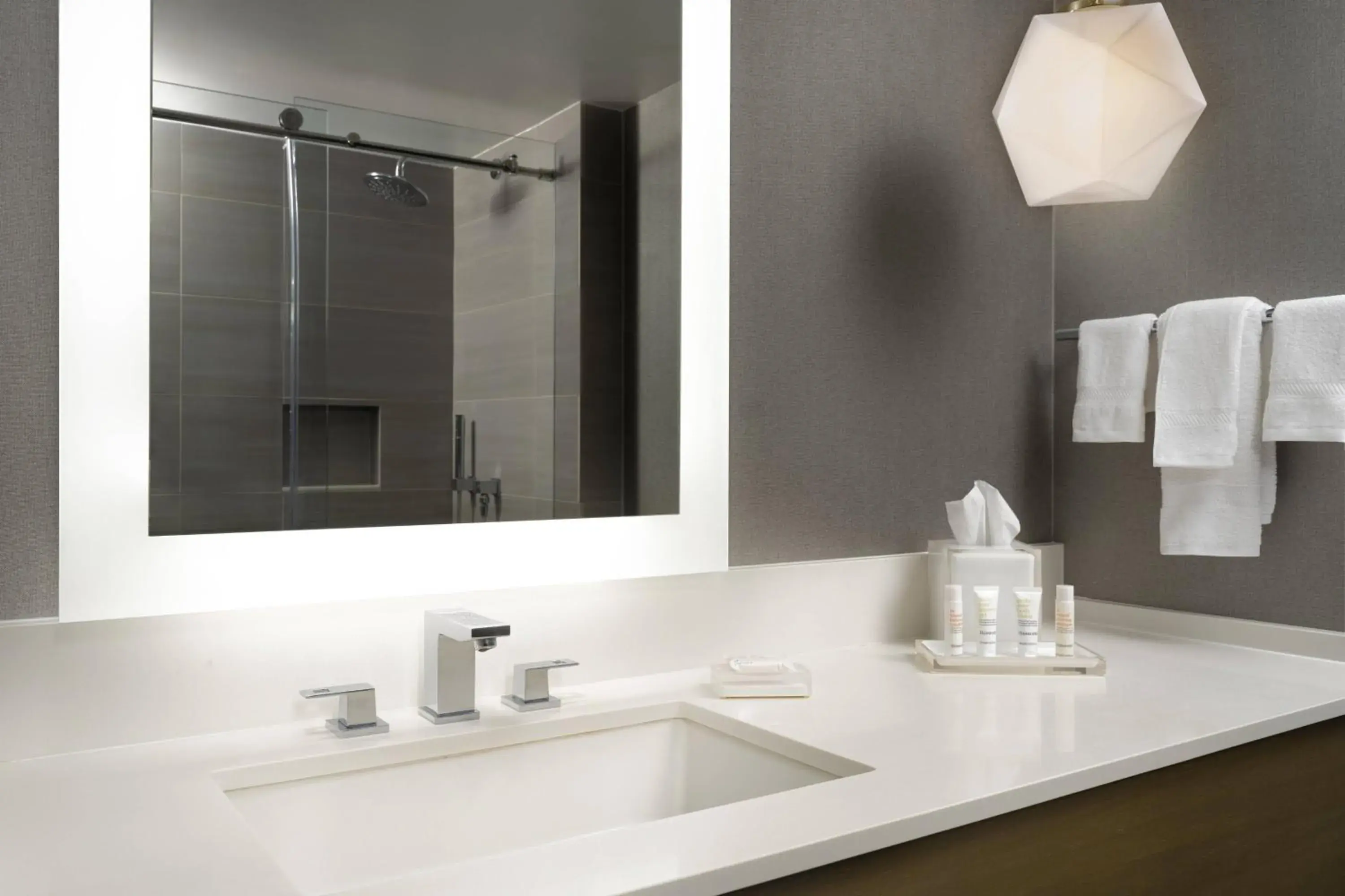 King or Double Room with Balcony and Mountain View in Warner Center Marriott Woodland Hills King or Double Room with Balcony and Mountain View in Warner Center Marriott Woodland Hills