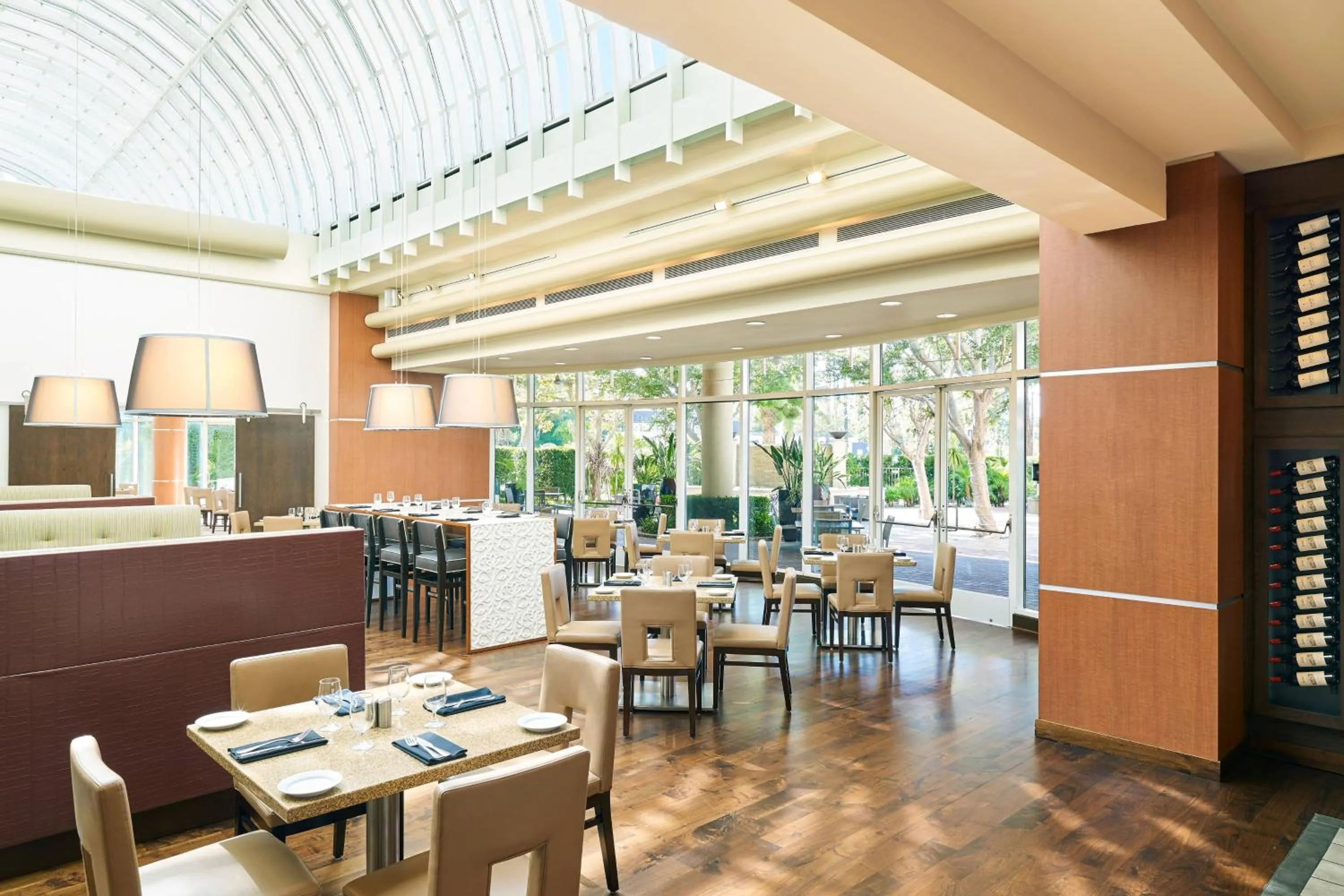 Restaurant/places to eat in Warner Center Marriott Woodland Hills