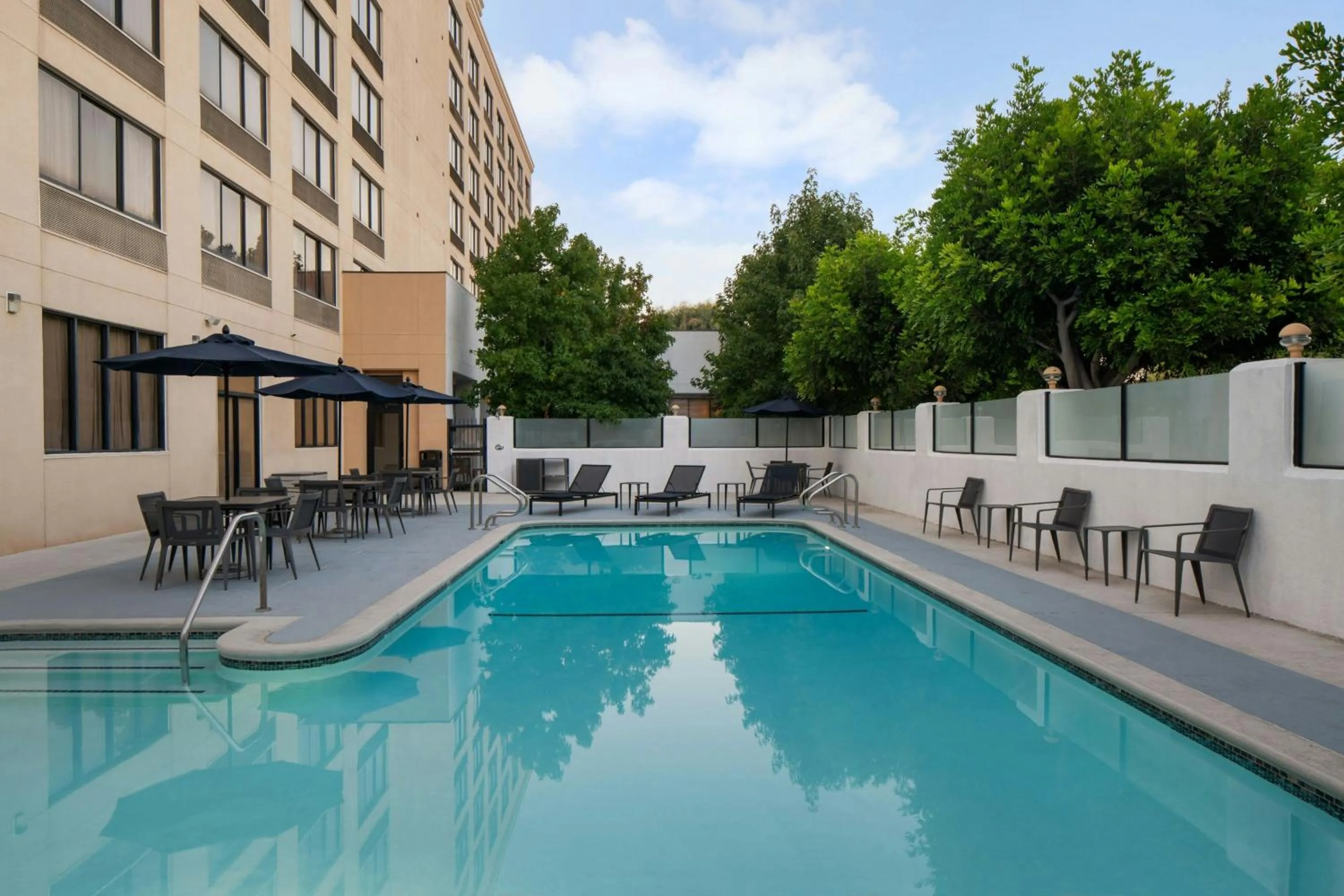 Swimming pool in Courtyard by Marriott Cypress Anaheim / Orange County