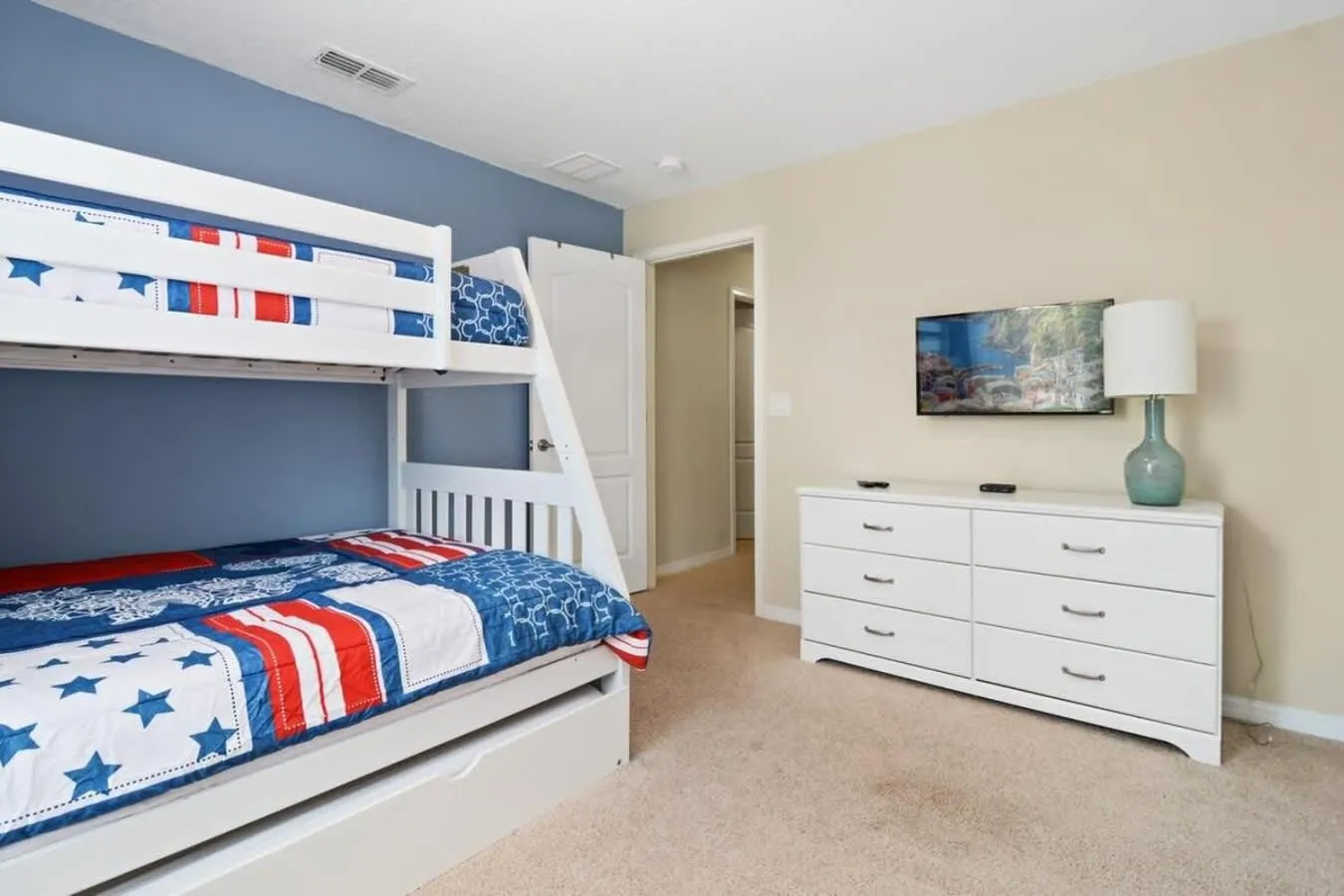 Bed in Five Bedrooms Home with Pool 4851