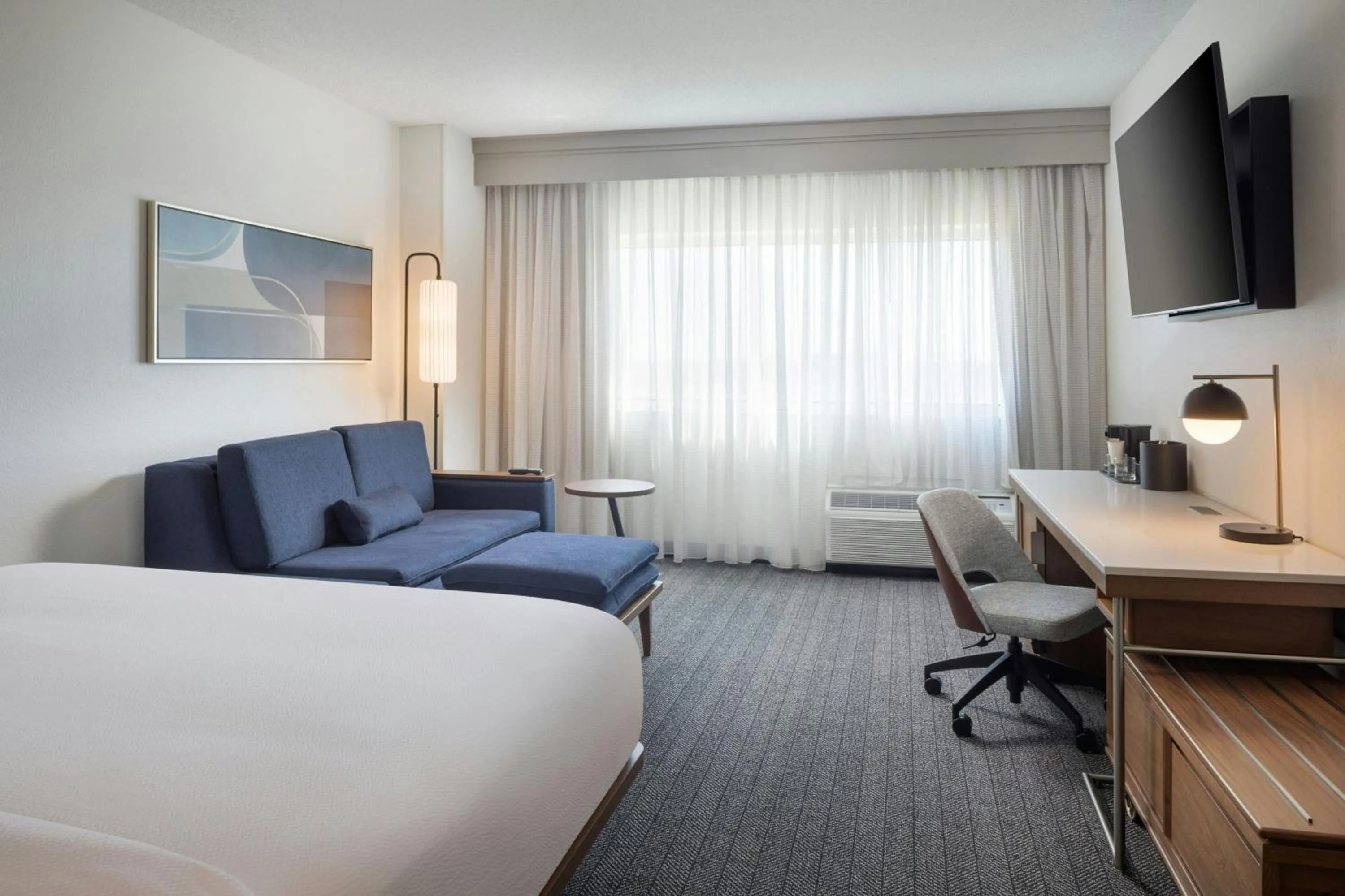 Photo of the whole room, Bed in Courtyard by Marriott Little Rock Downtown