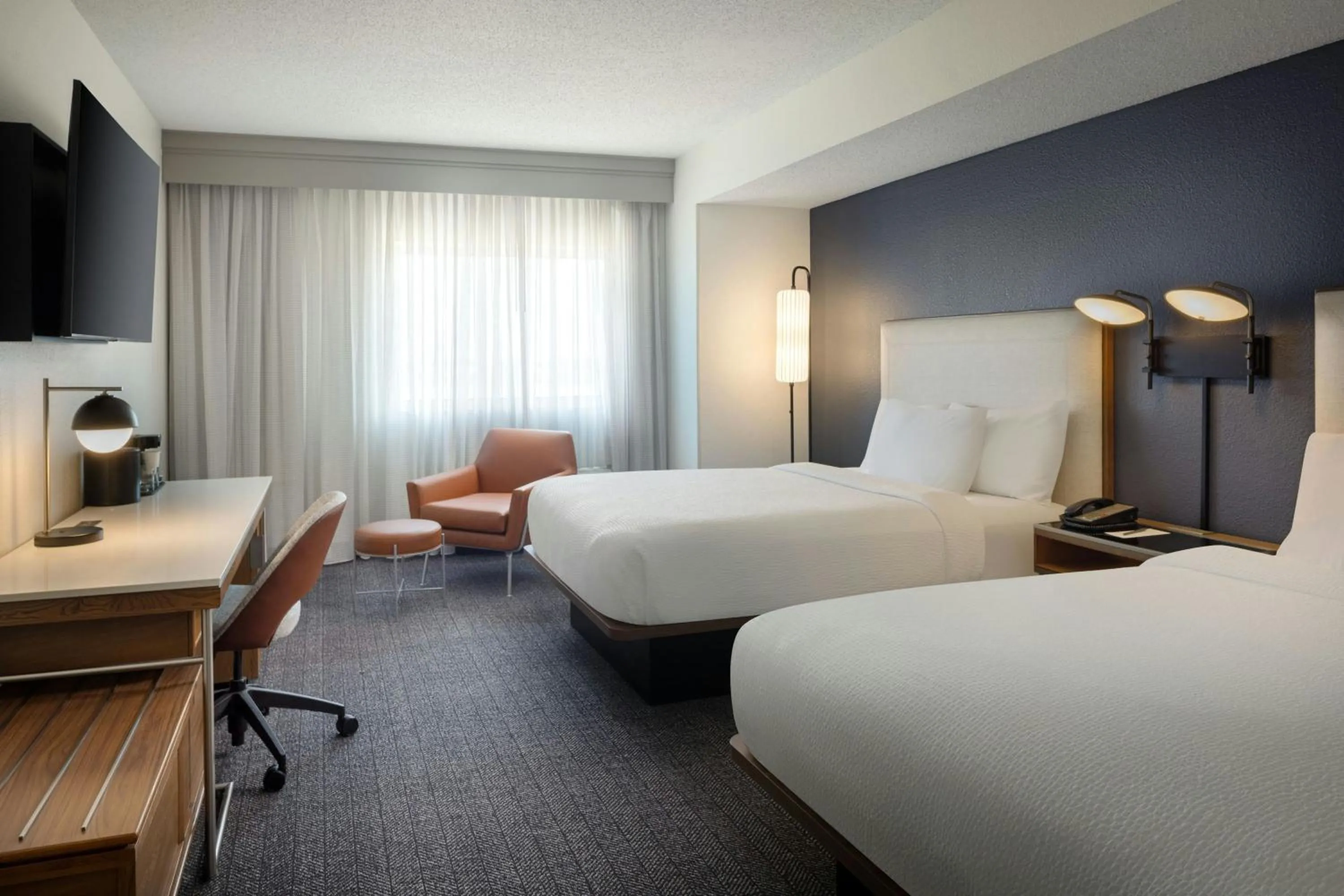 Photo of the whole room, Bed in Courtyard by Marriott Little Rock Downtown