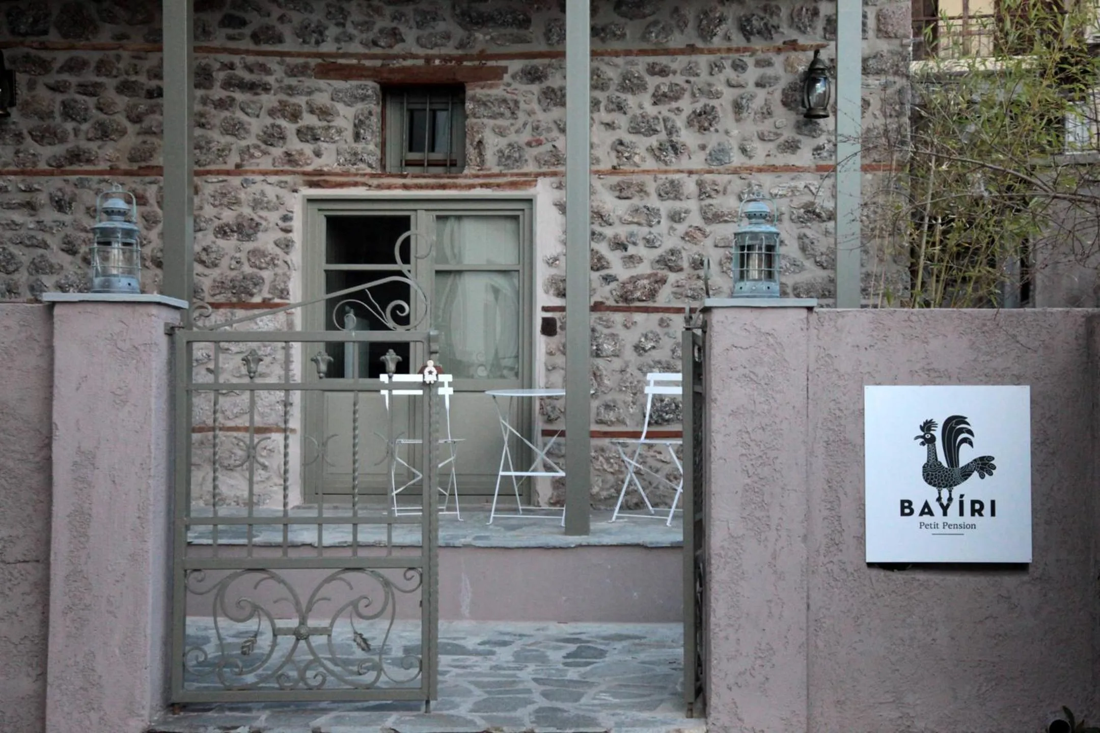 Property building in Bayiri Petit Pension