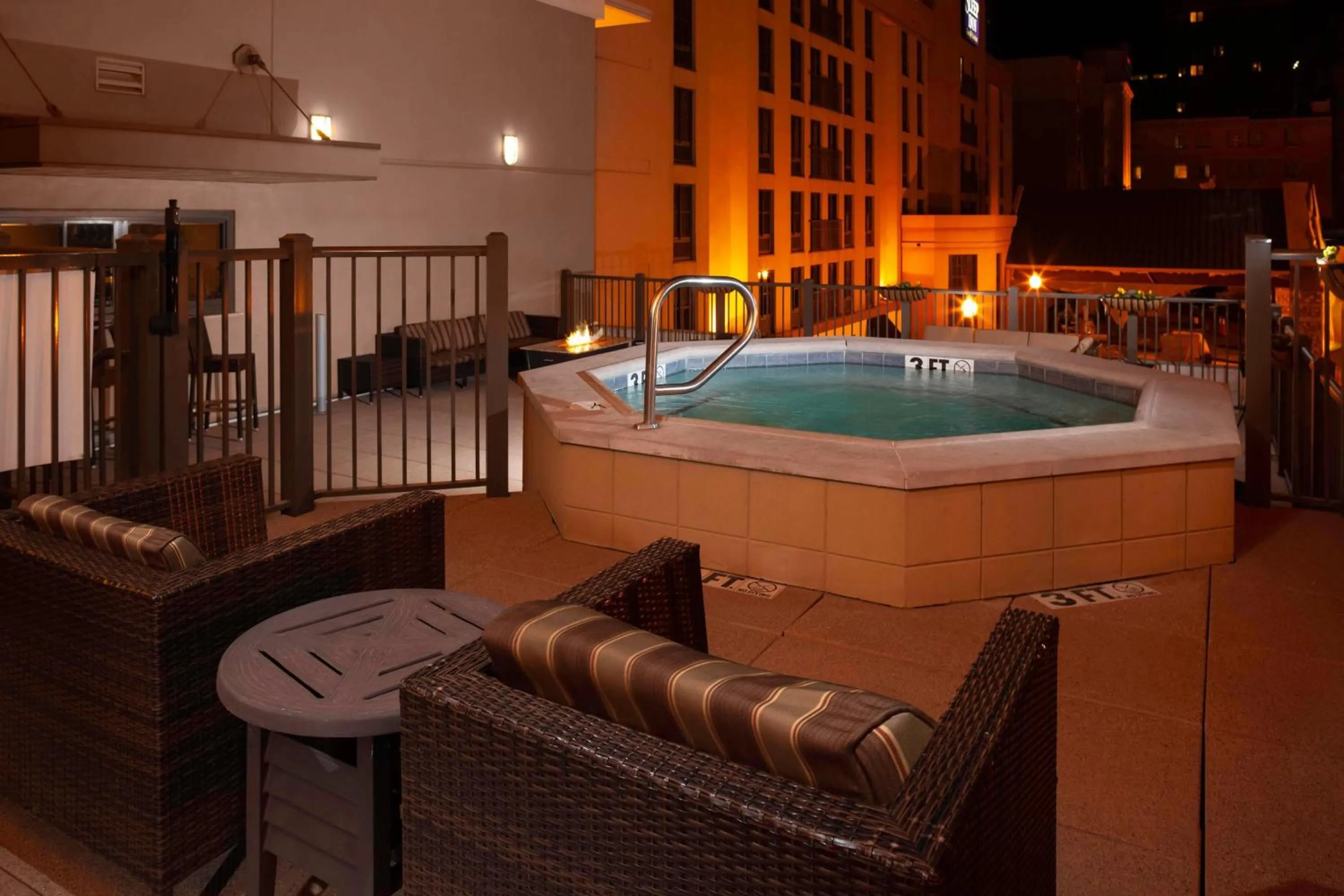 Swimming pool in Courtyard Memphis Downtown