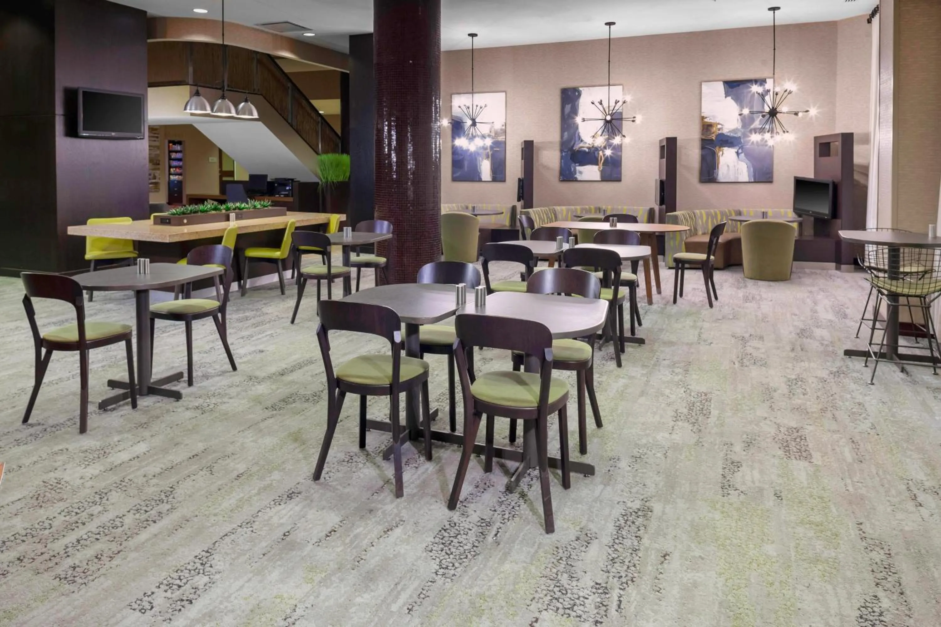 Restaurant/places to eat in Courtyard Memphis Downtown