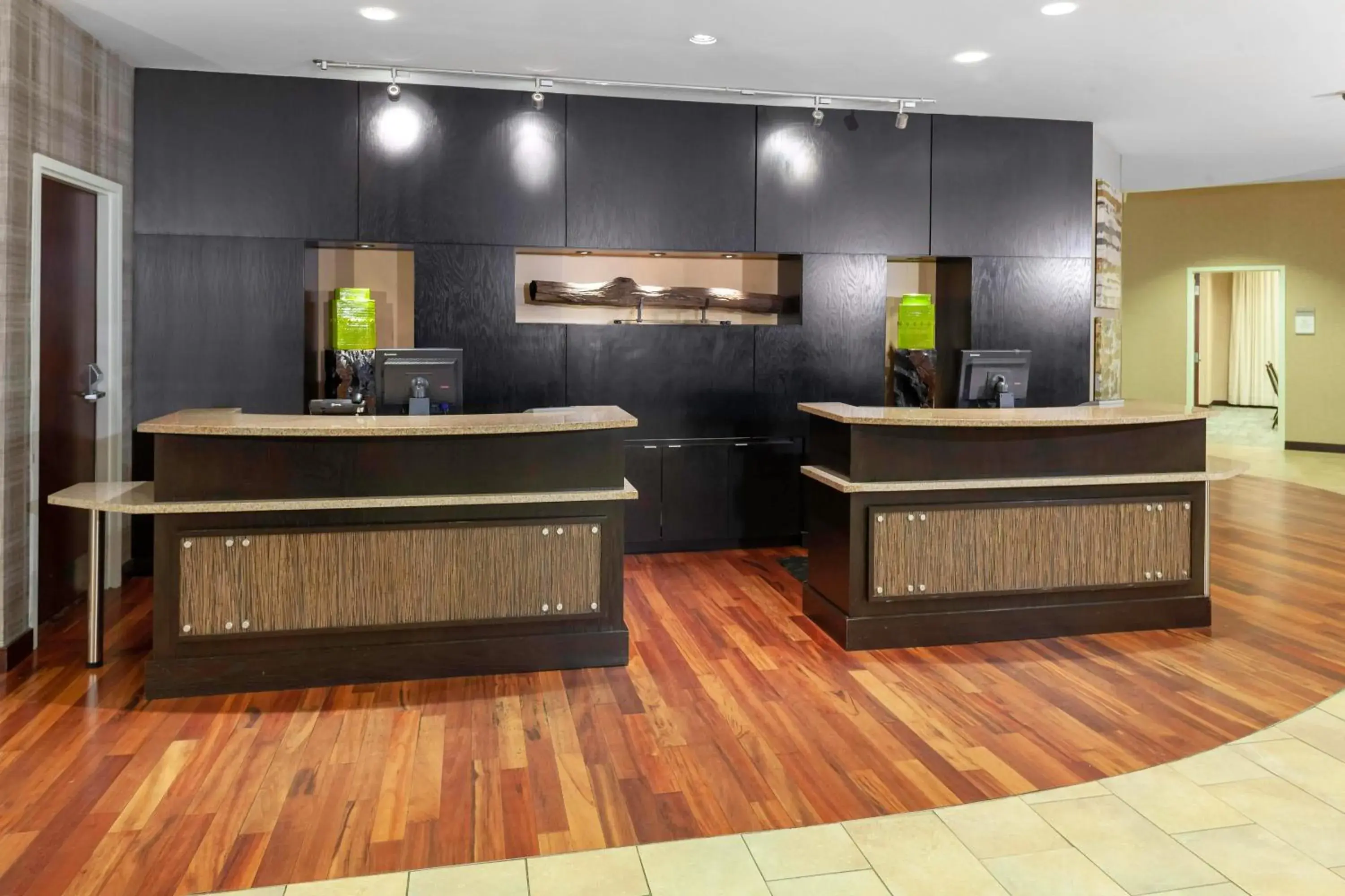 Lobby or reception in Courtyard Memphis Downtown Lobby or reception in Courtyard Memphis Downtown