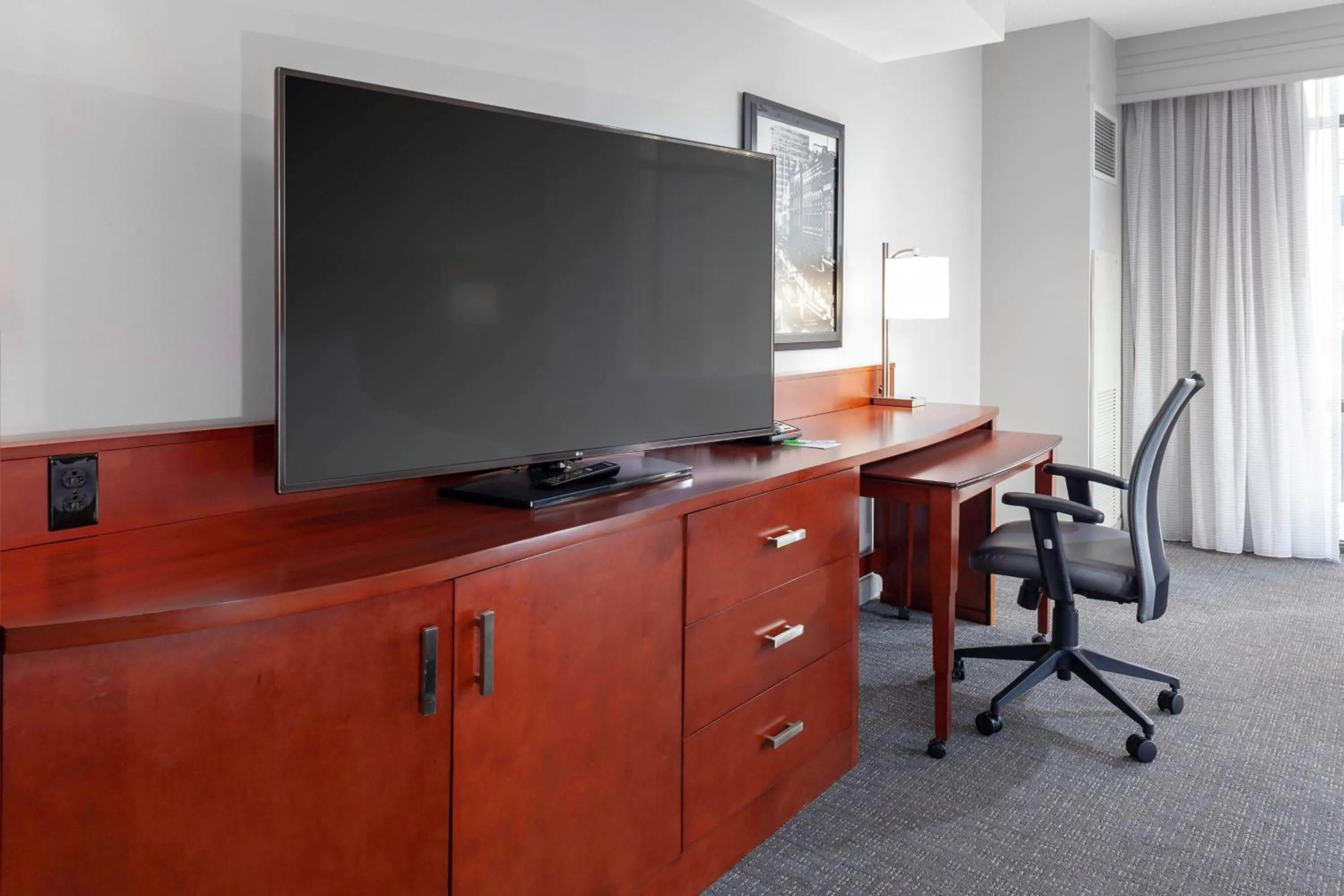 Photo of the whole room in Courtyard Memphis Downtown