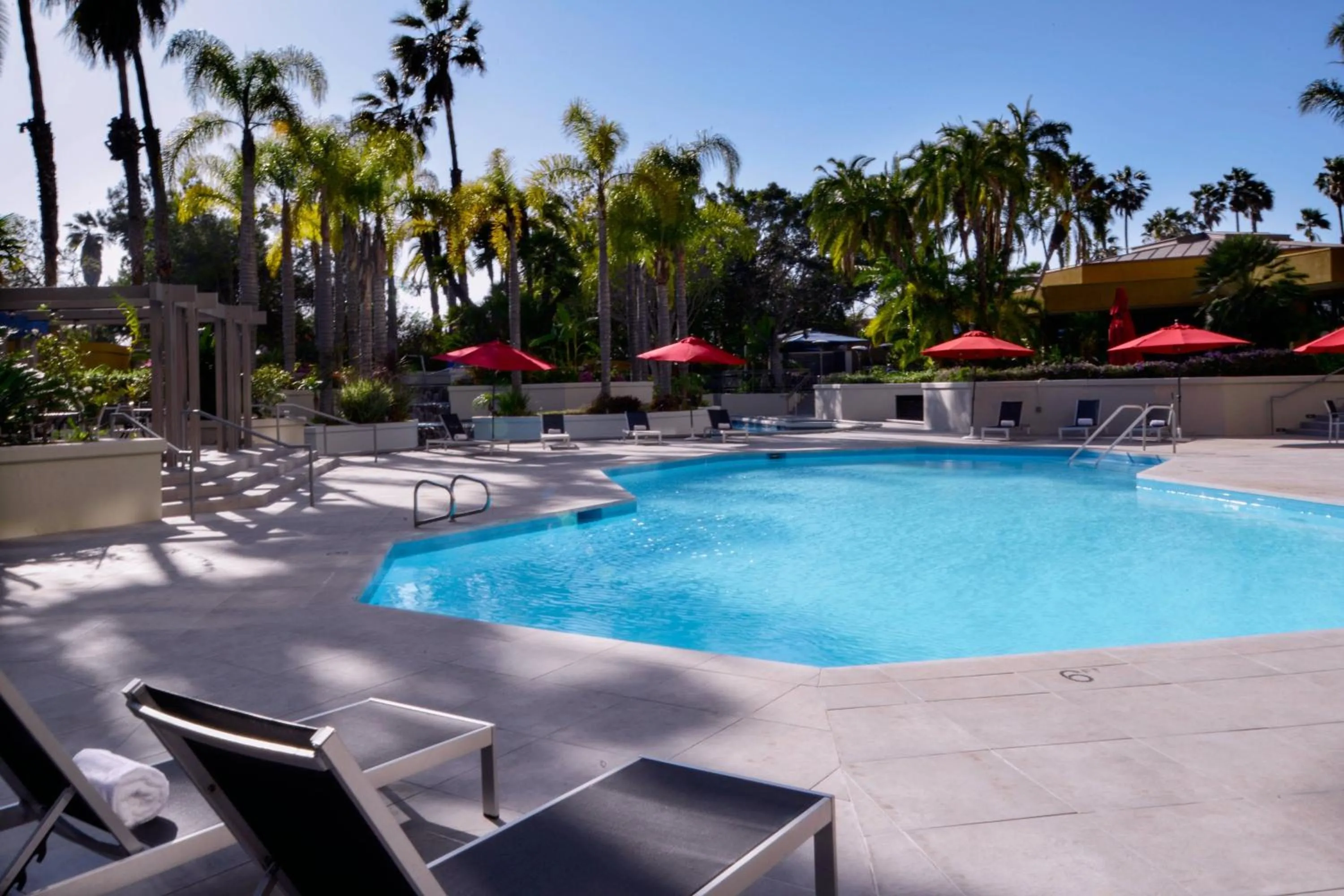 Swimming pool in Long Beach Marriott