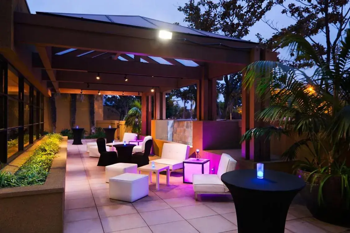 Swimming pool in Long Beach Marriott Swimming pool in Long Beach Marriott