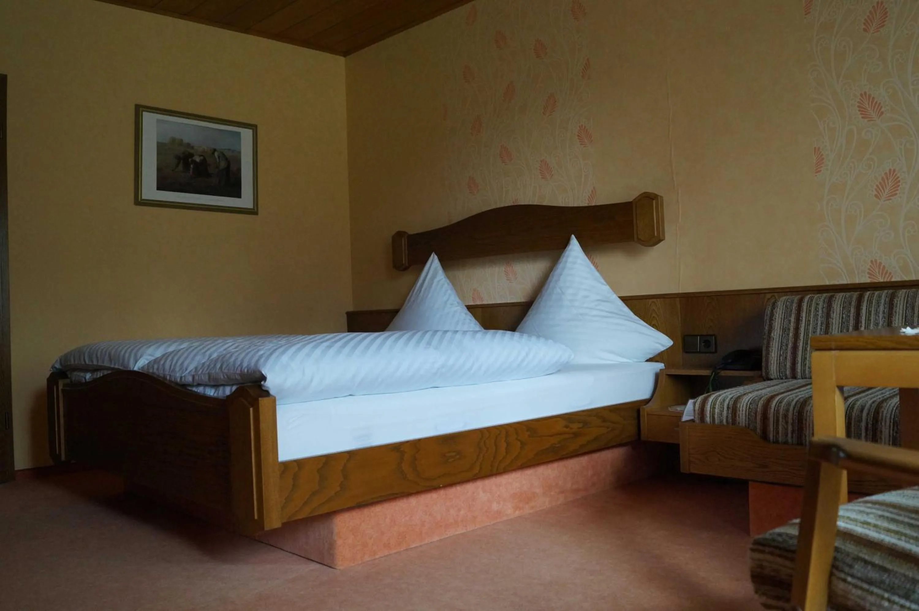 Photo of the whole room in Cafe Best Gaestezimmer