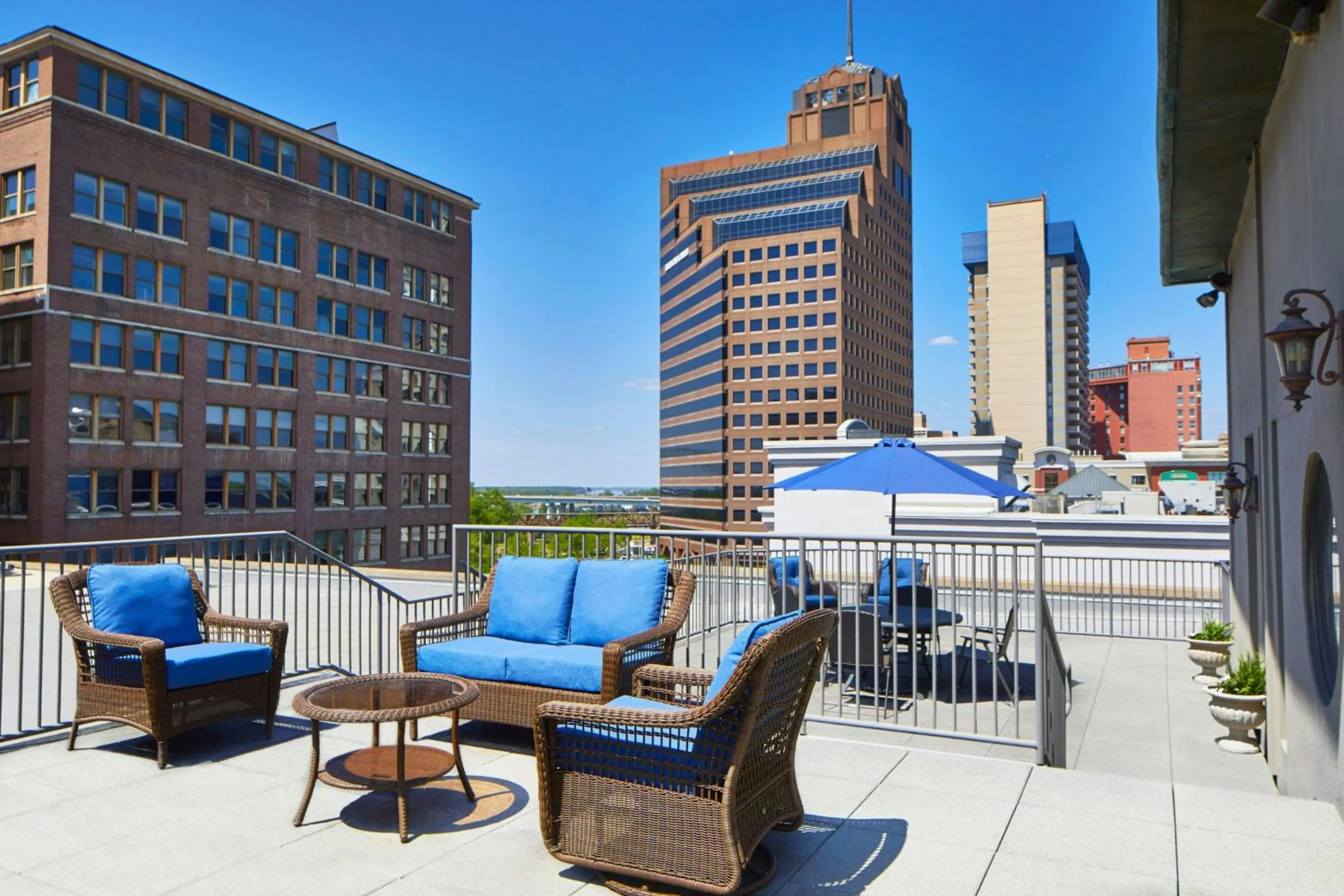 Photo of the whole room in SpringHill Suites Memphis Downtown