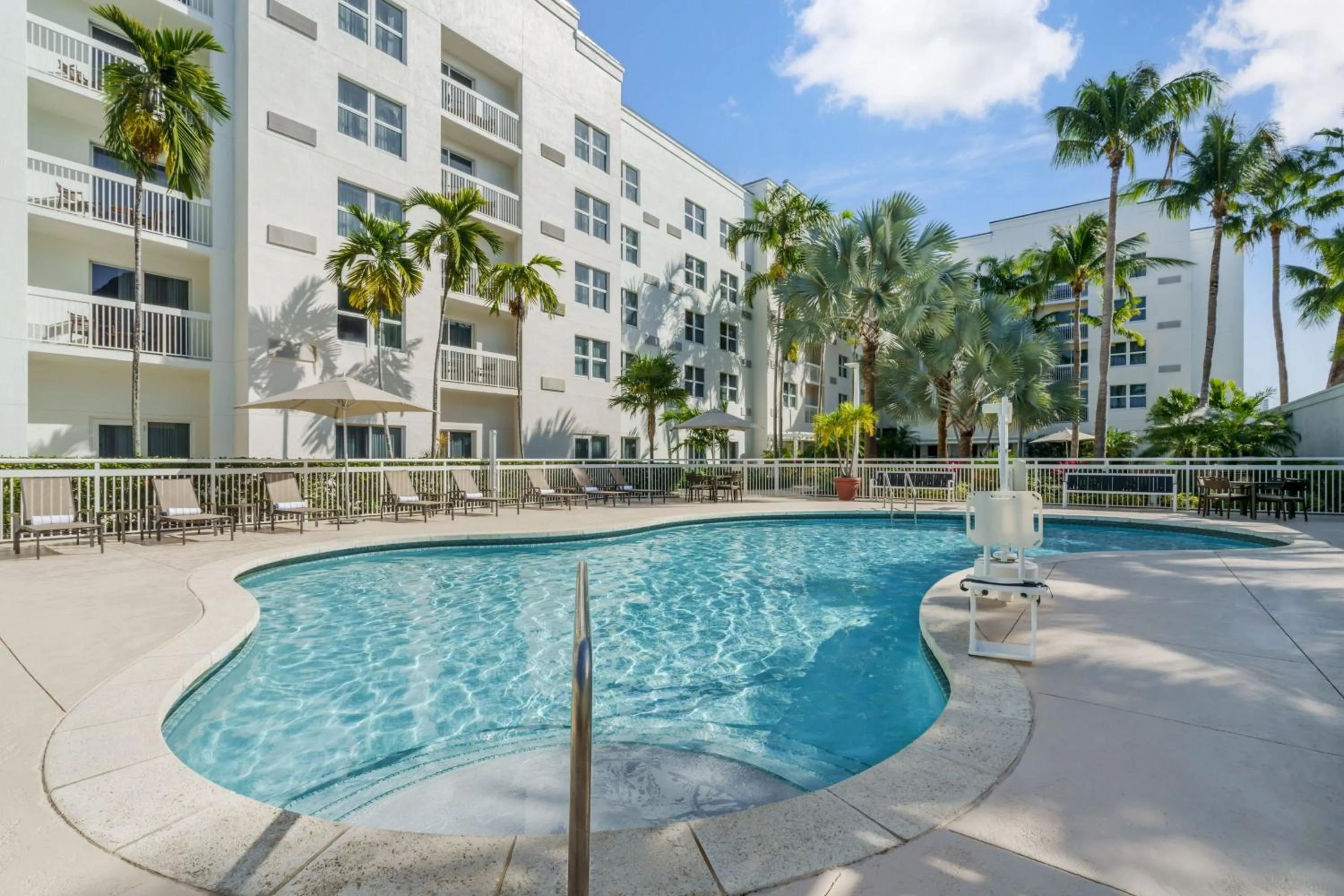Swimming pool in Courtyard by Marriott Miami Aventura Mall