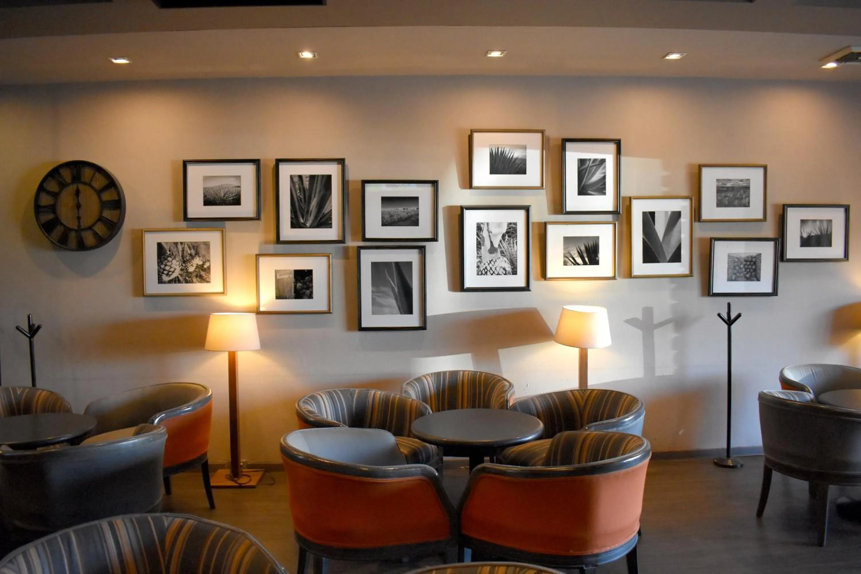 Lounge or bar in Hotel Palacio Azteca Tijuana, Trademark by Wyndham