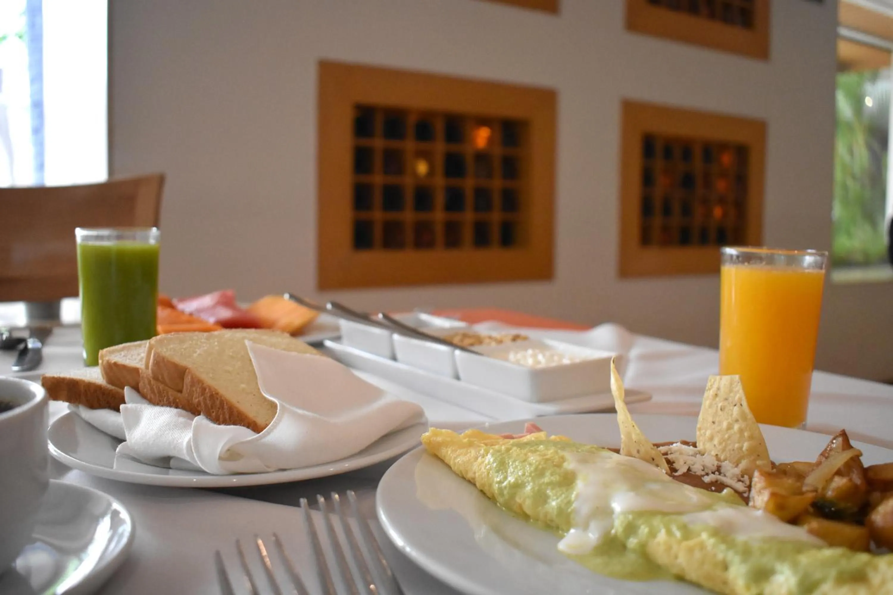 Restaurant/places to eat in Hotel Palacio Azteca Tijuana, Trademark by Wyndham