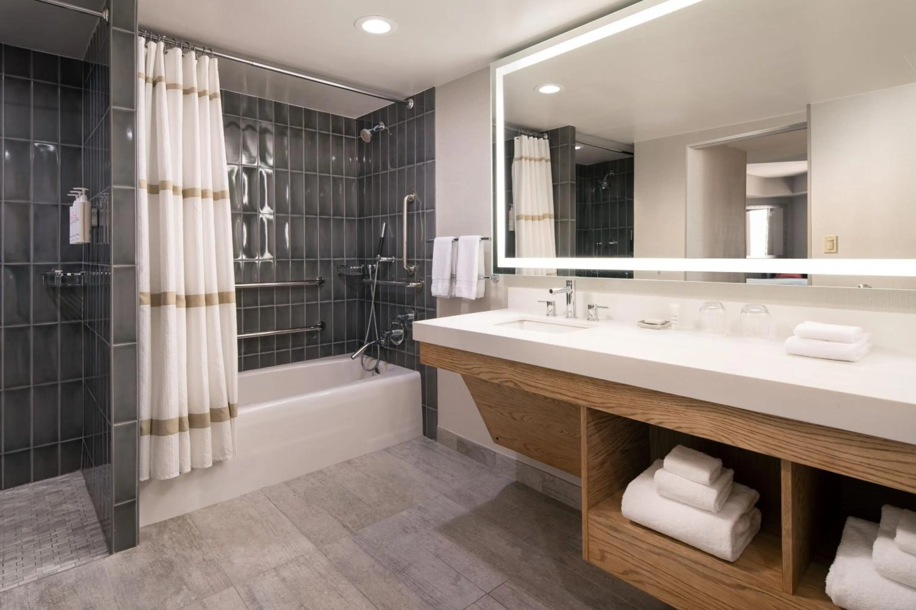 Bathroom in Oakland Marriott City Center