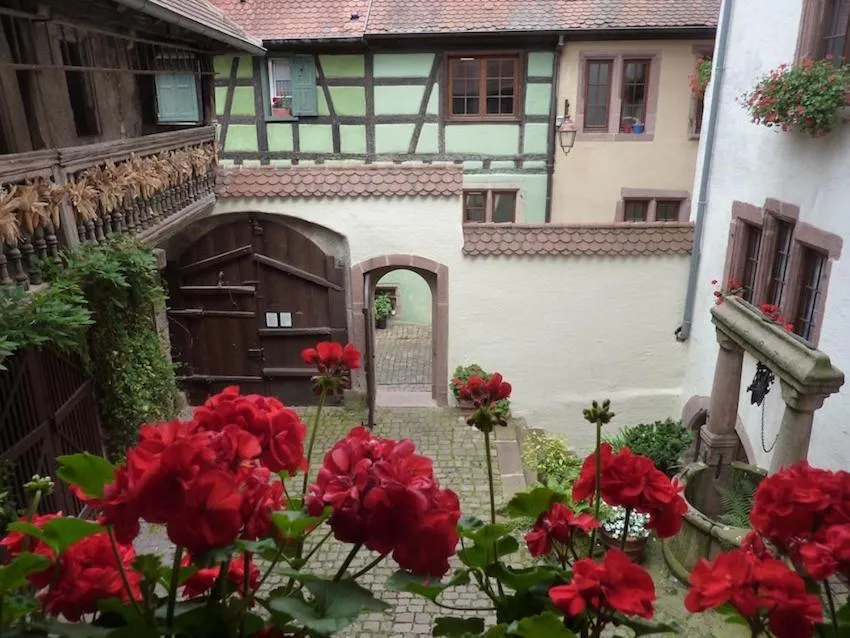 ADRIHOF à Riquewihr, Cour de l'Abbaye d'Autrey