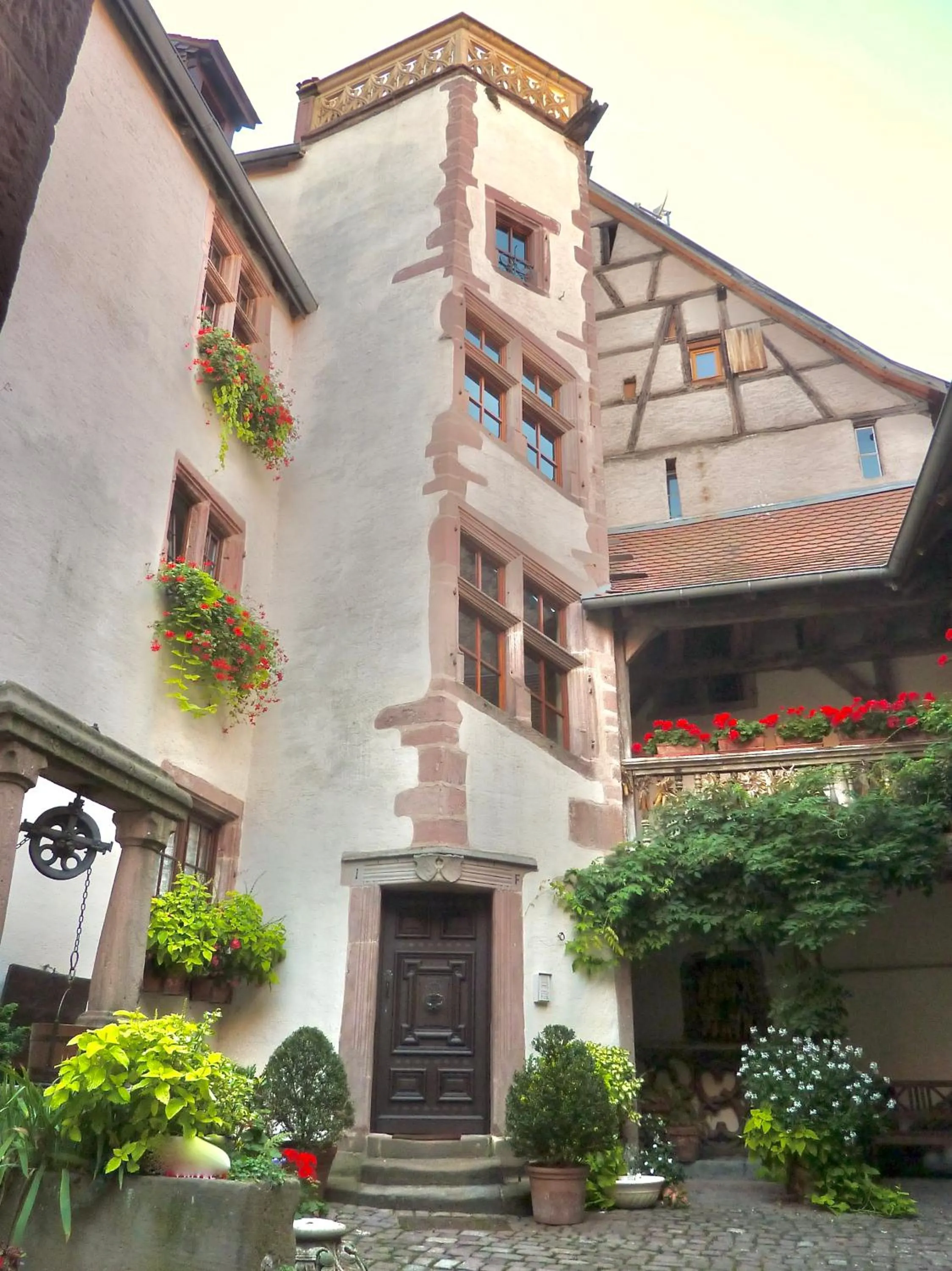 Property building in ADRIHOF à Riquewihr, Cour de l'Abbaye d'Autrey
