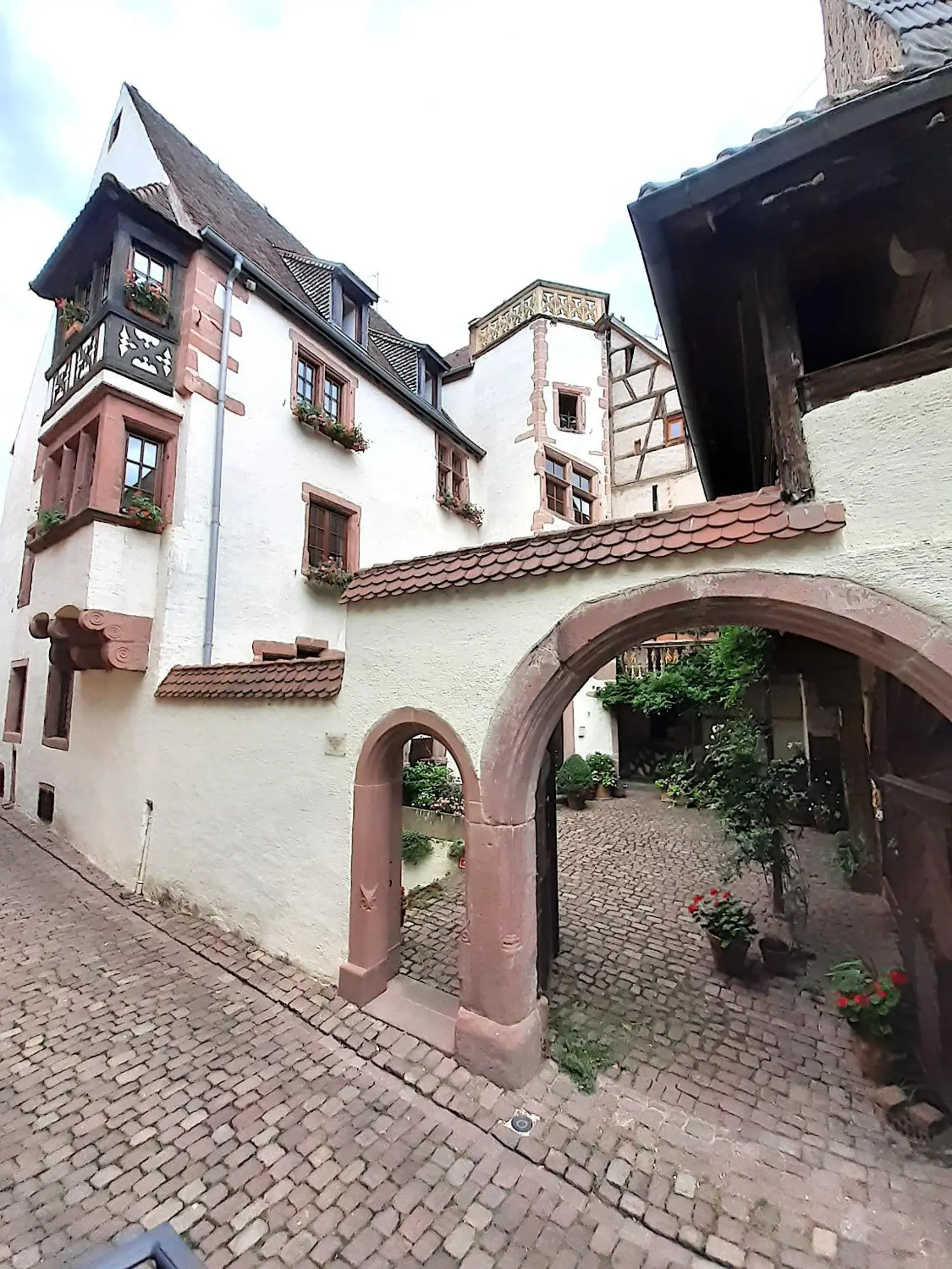 ADRIHOF à Riquewihr, Cour de l'Abbaye d'Autrey ADRIHOF à Riquewihr, Cour de l'Abbaye d'Autrey