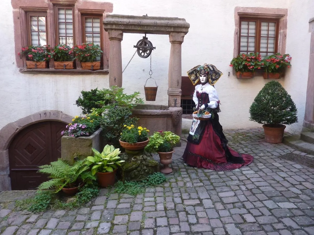 Garden in ADRIHOF à Riquewihr, Cour de l'Abbaye d'Autrey