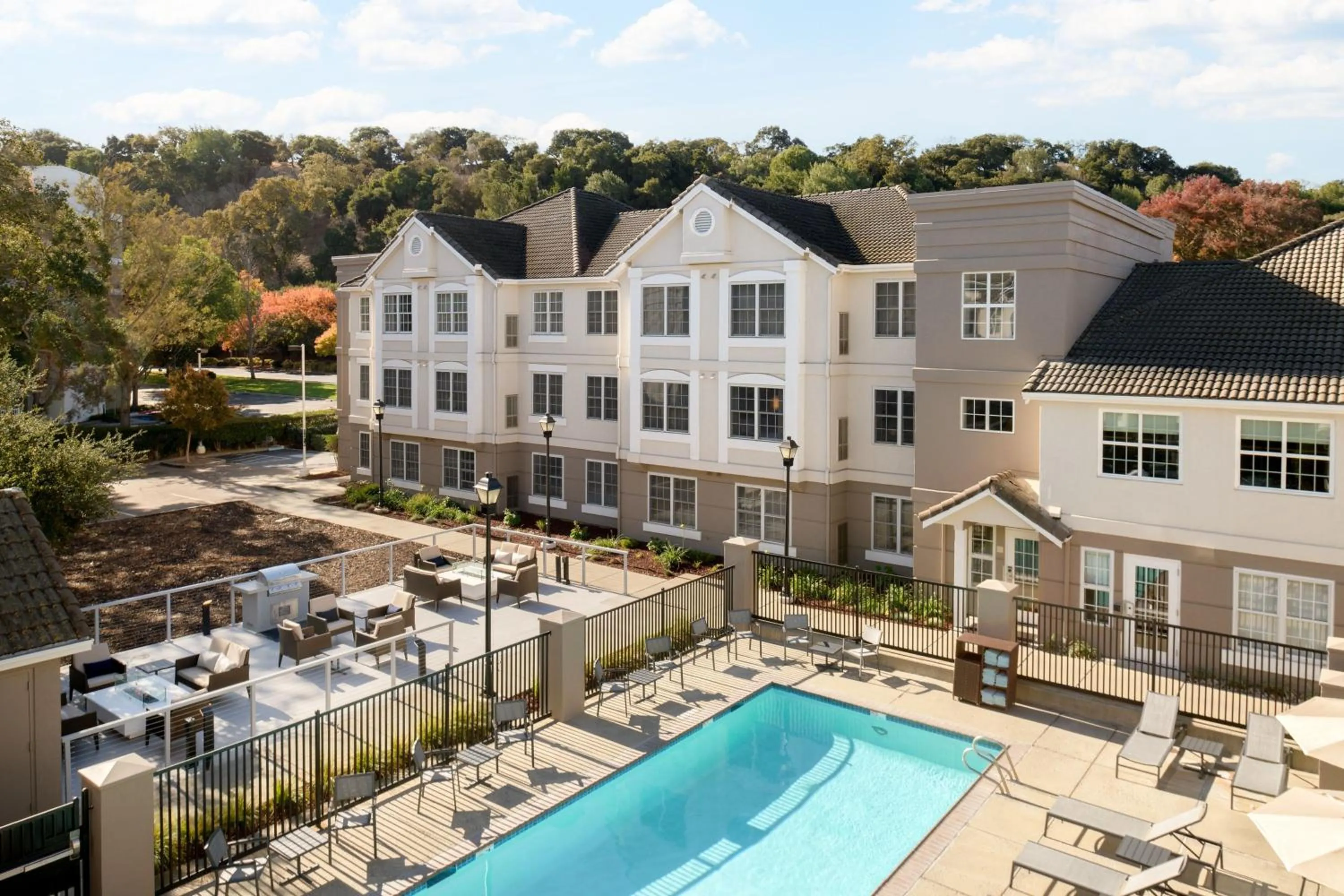 Swimming pool in Residence Inn Pleasanton