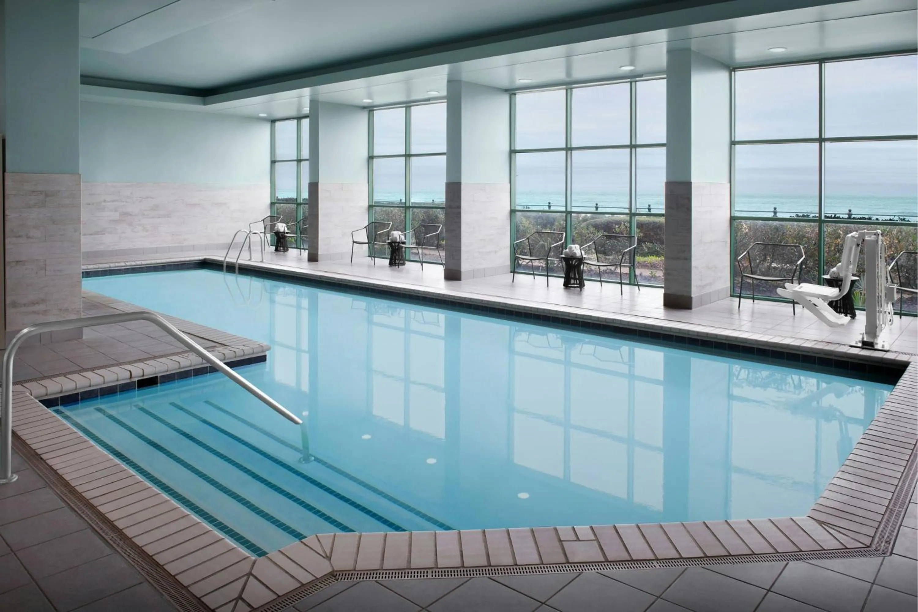 Swimming pool in Courtyard Virginia Beach Oceanfront/South