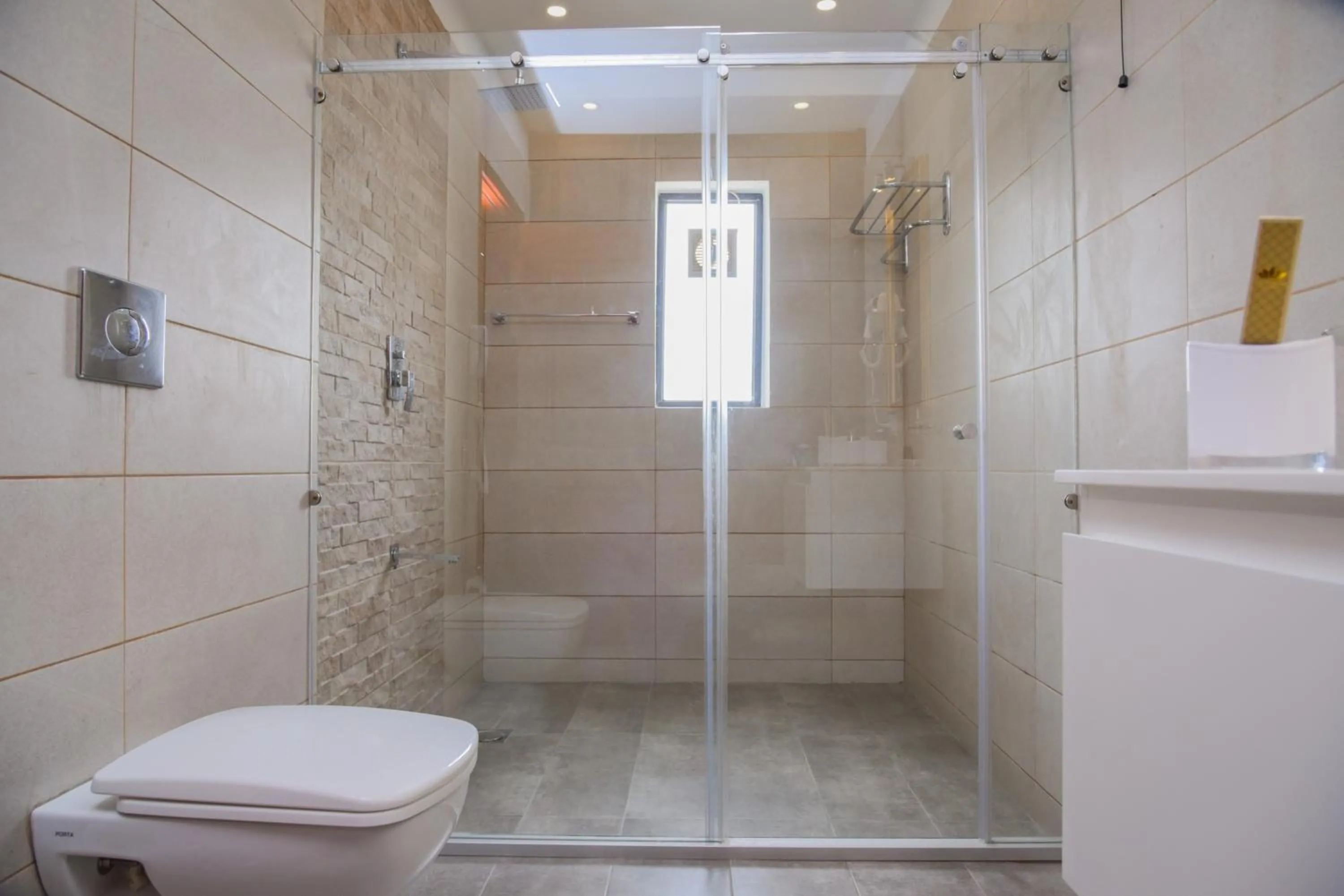 Shower in Orchards Cottage Hotel