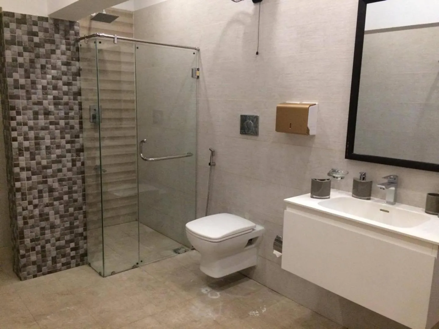 Shower in Orchards Cottage Hotel