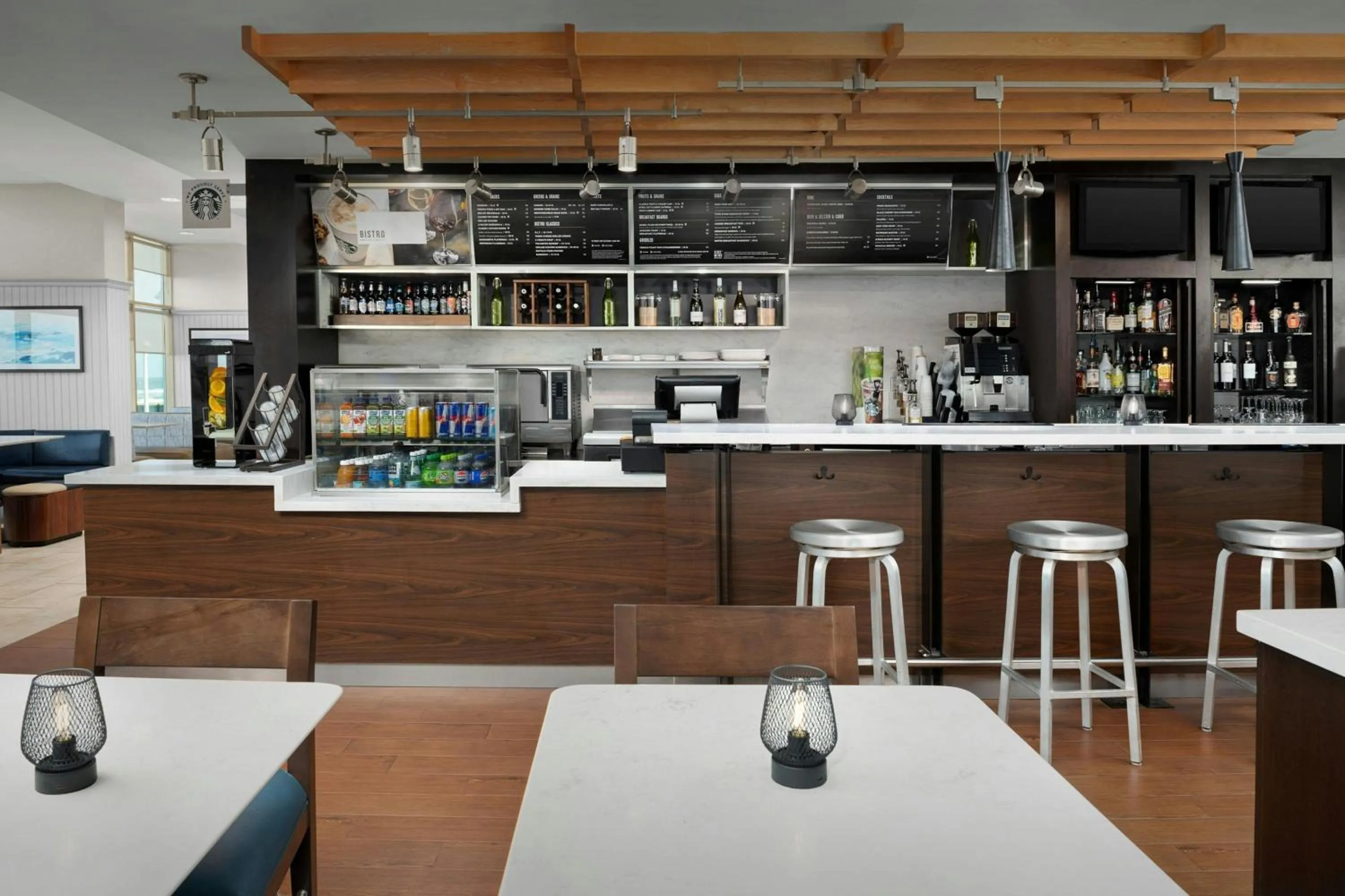 Restaurant/places to eat in Courtyard Virginia Beach Oceanfront / North 37th Street