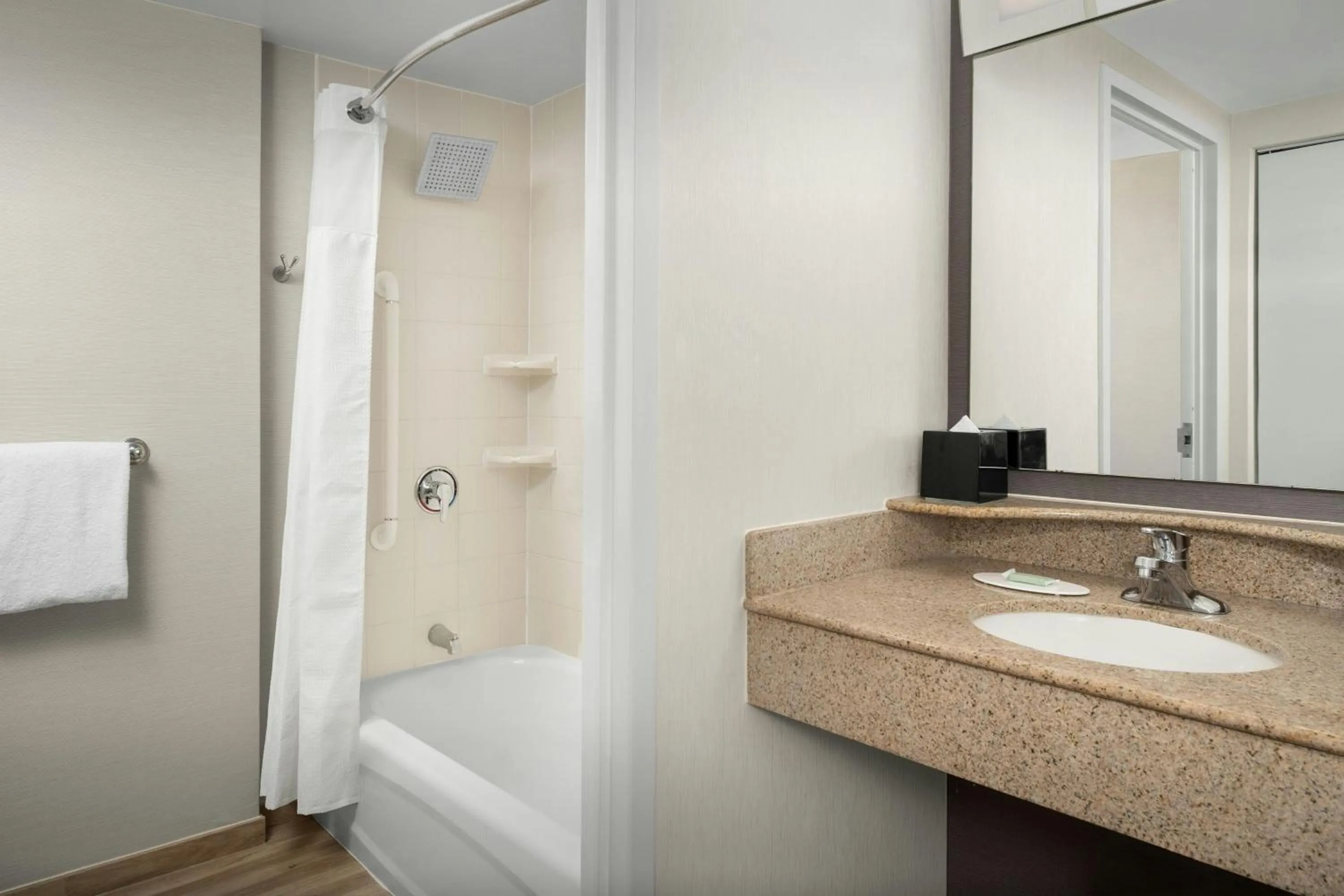 Bathroom in Courtyard Virginia Beach Oceanfront / North 37th Street