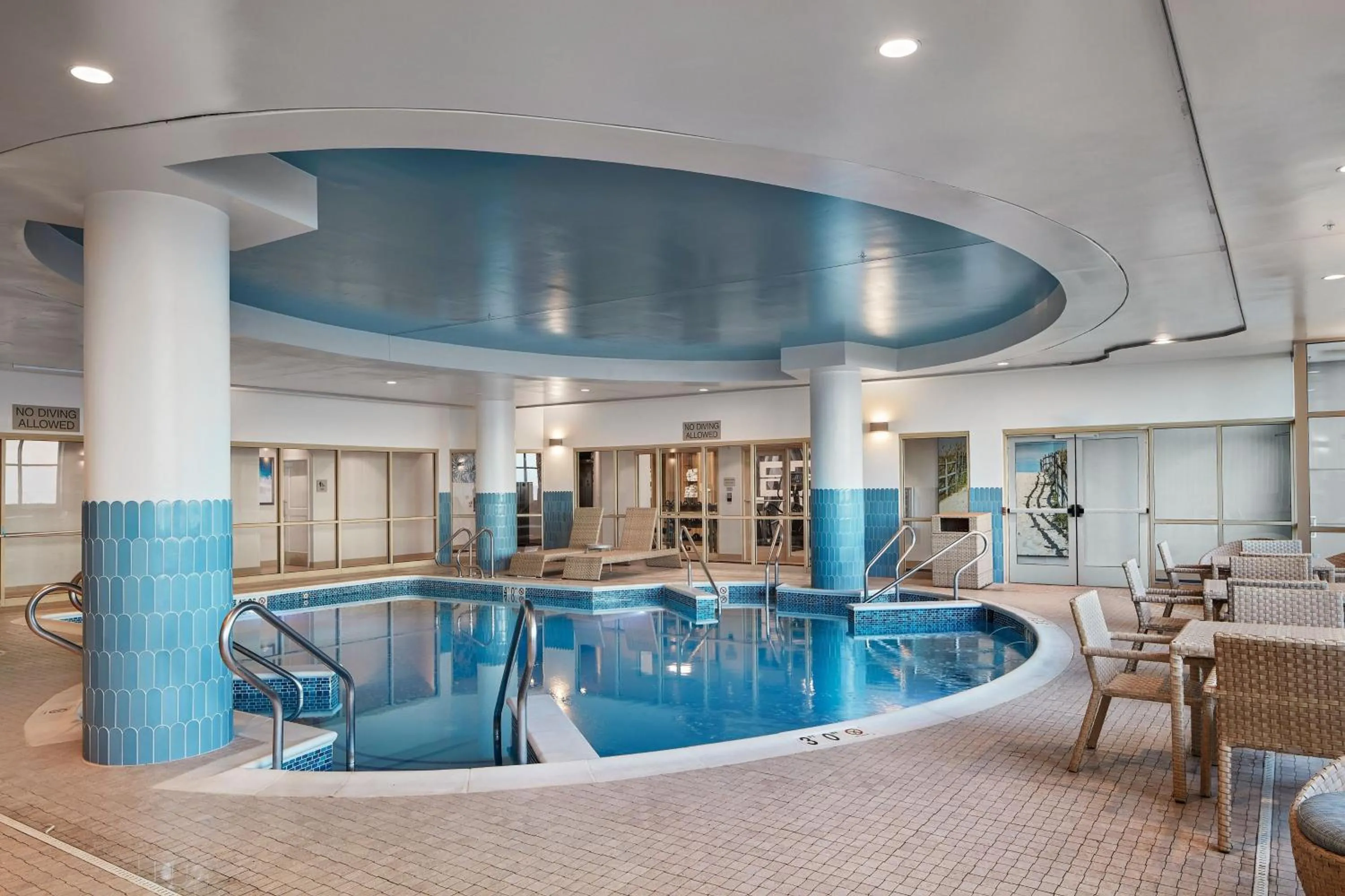 Swimming pool in SpringHill Suites by Marriott Virginia Beach Oceanfront