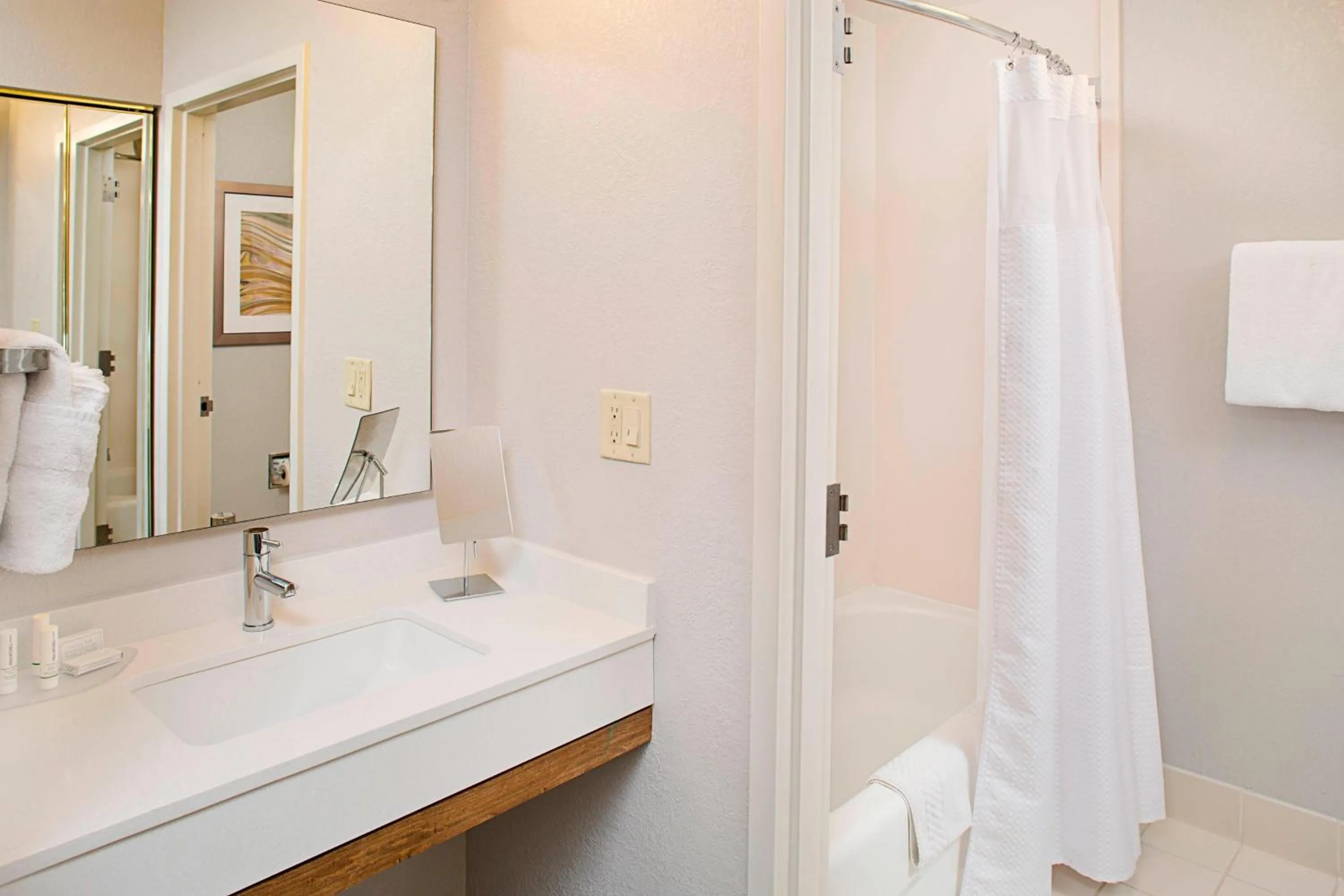 Bathroom in Courtyard by Marriott West Palm Beach Airport