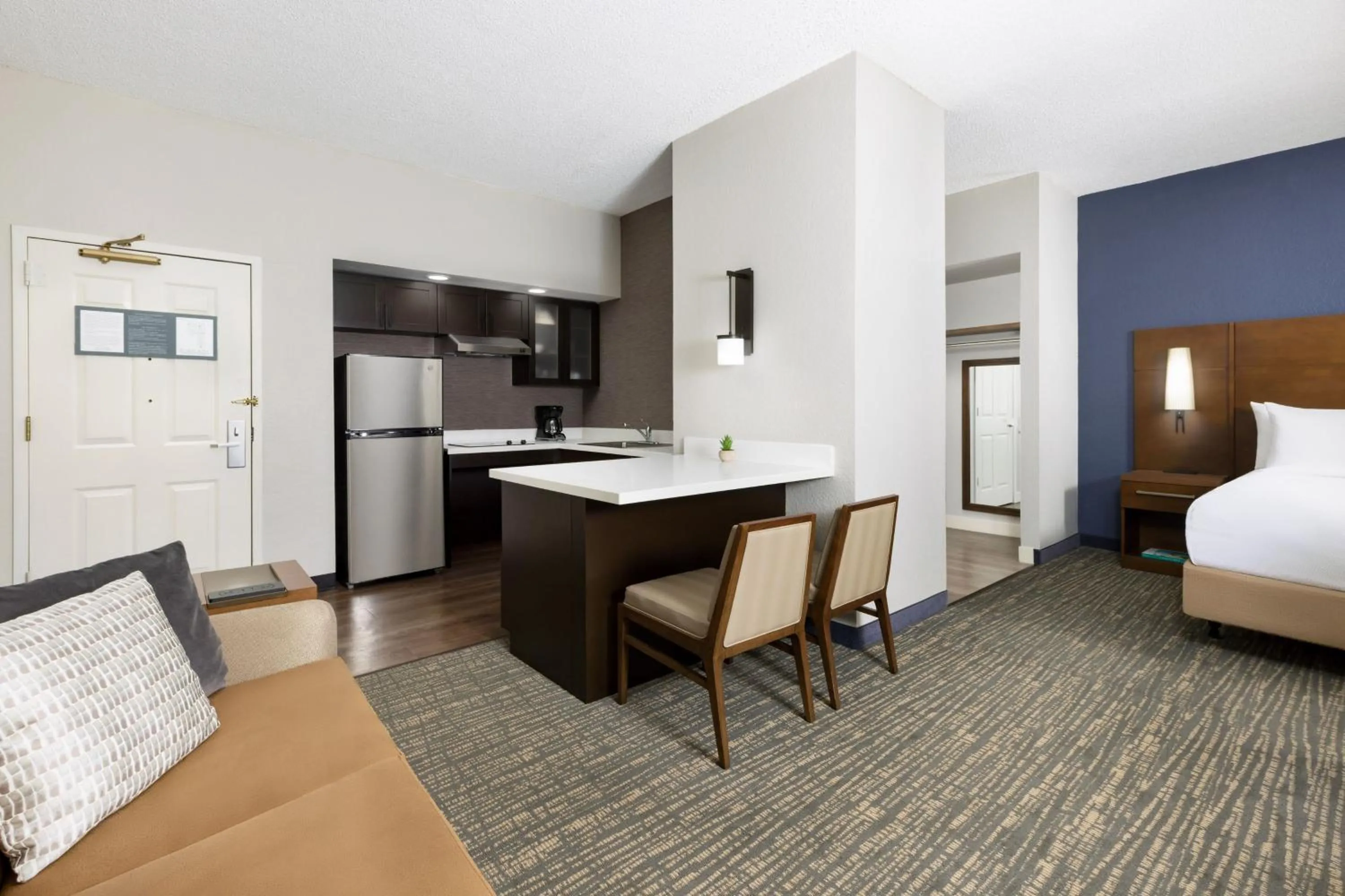 Kitchen or kitchenette, Bed in Residence Inn West Palm Beach