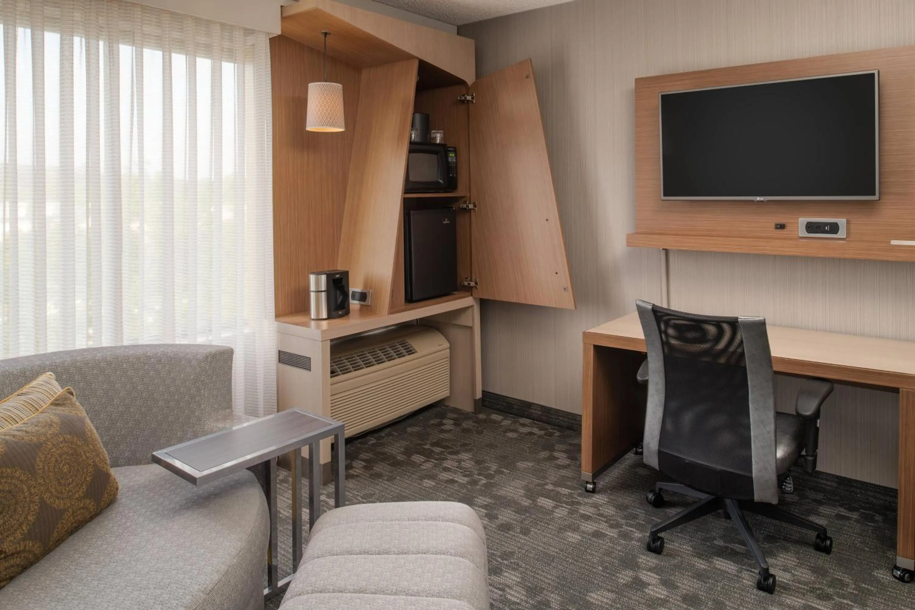 Photo of the whole room in Courtyard by Marriott Portland Airport