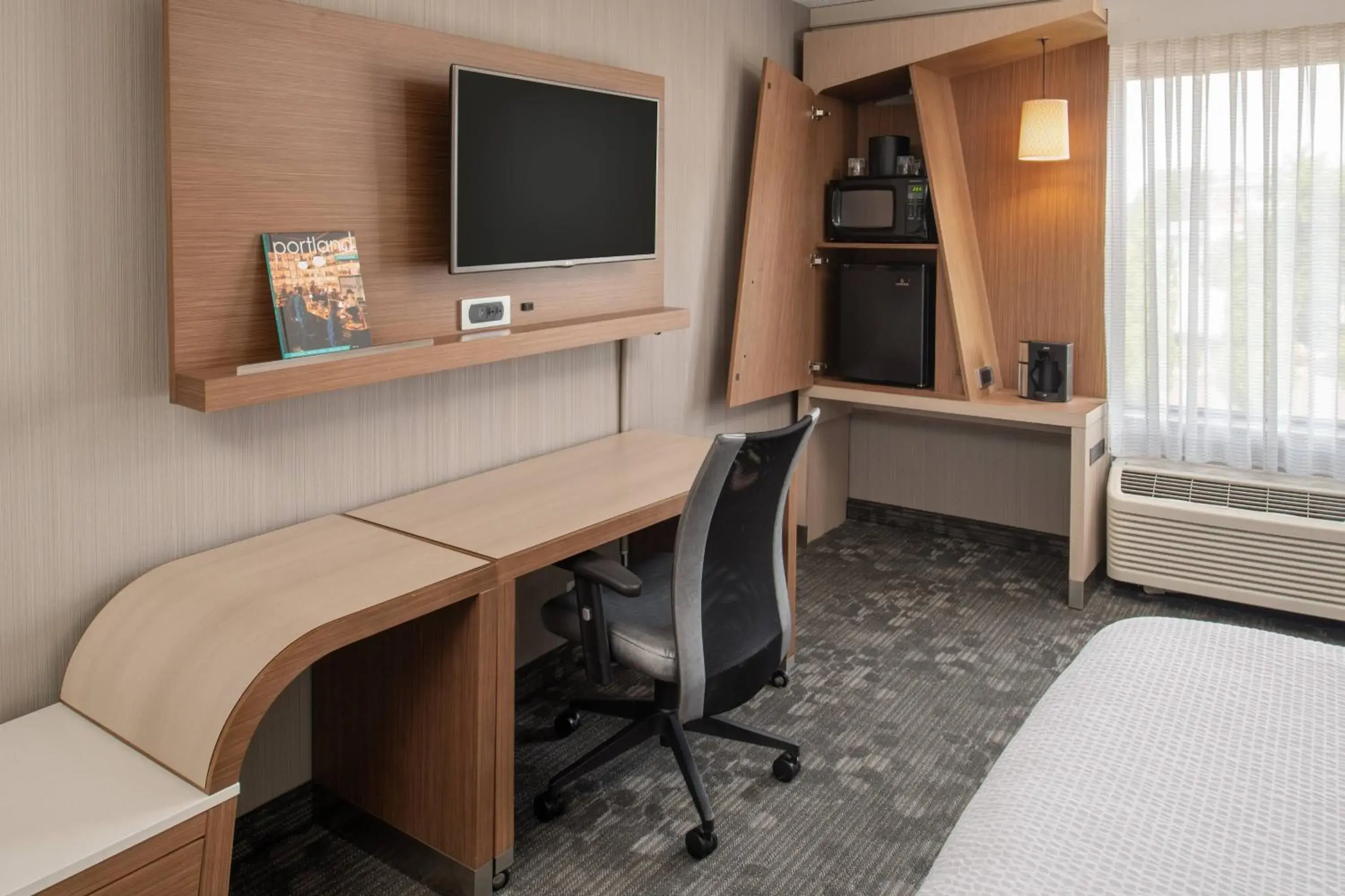 Double Room - Mobility/Hearing Accessible with Tub in Courtyard by Marriott Portland Airport Double Room - Mobility/Hearing Accessible with Tub in Courtyard by Marriott Portland Airport