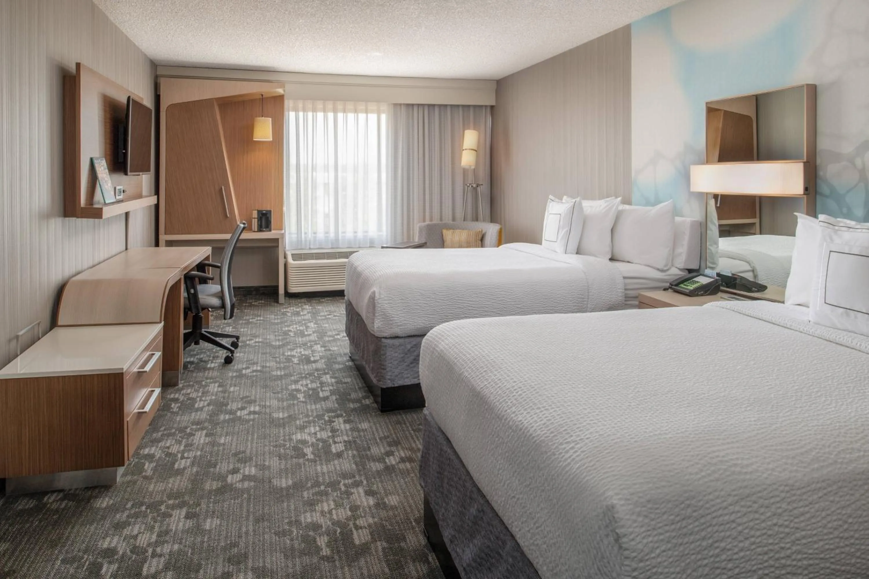 Photo of the whole room, Bed in Courtyard by Marriott Portland Airport