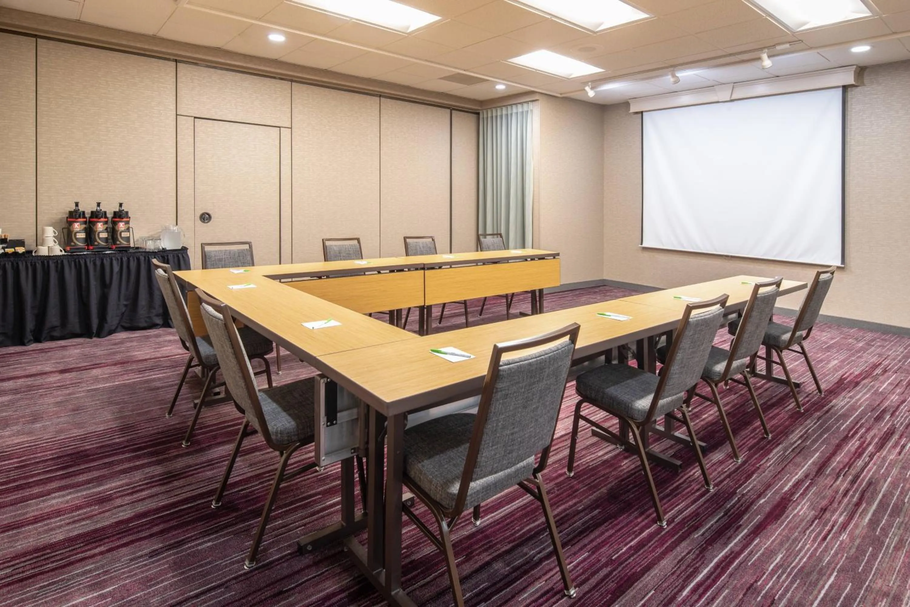 Meeting/conference room in Courtyard by Marriott Portland Airport