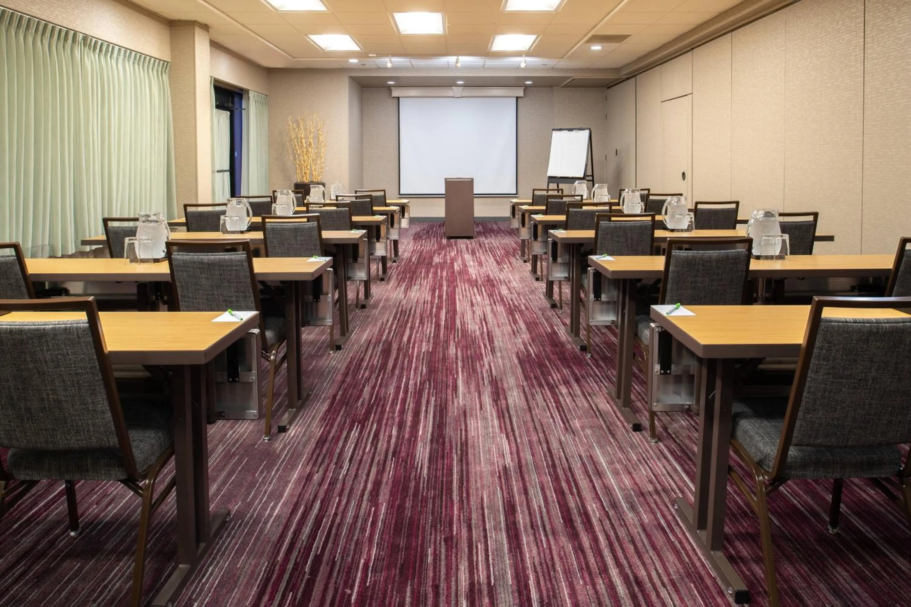 Meeting/conference room in Courtyard by Marriott Portland Airport