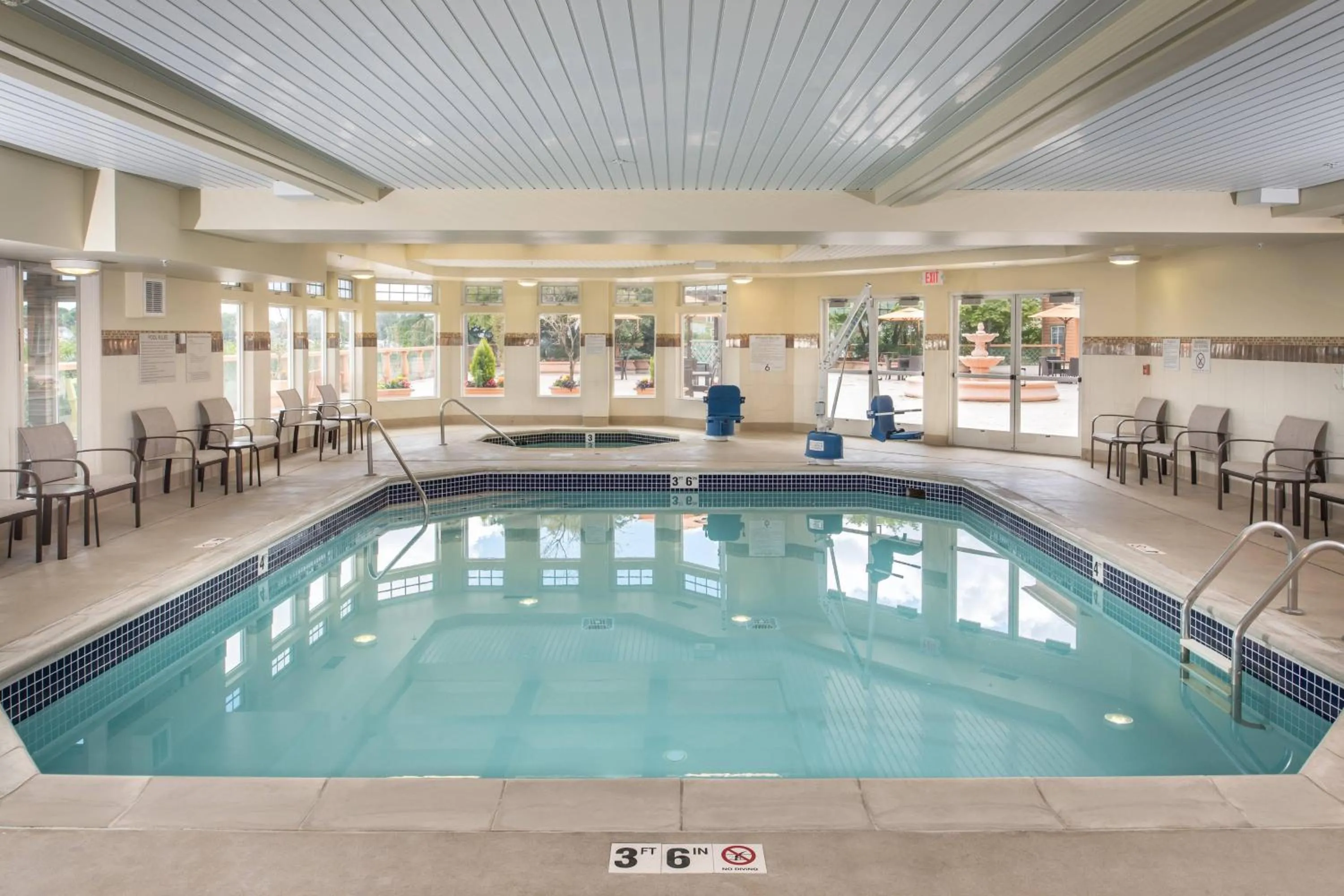 Swimming pool in Courtyard by Marriott Portland North