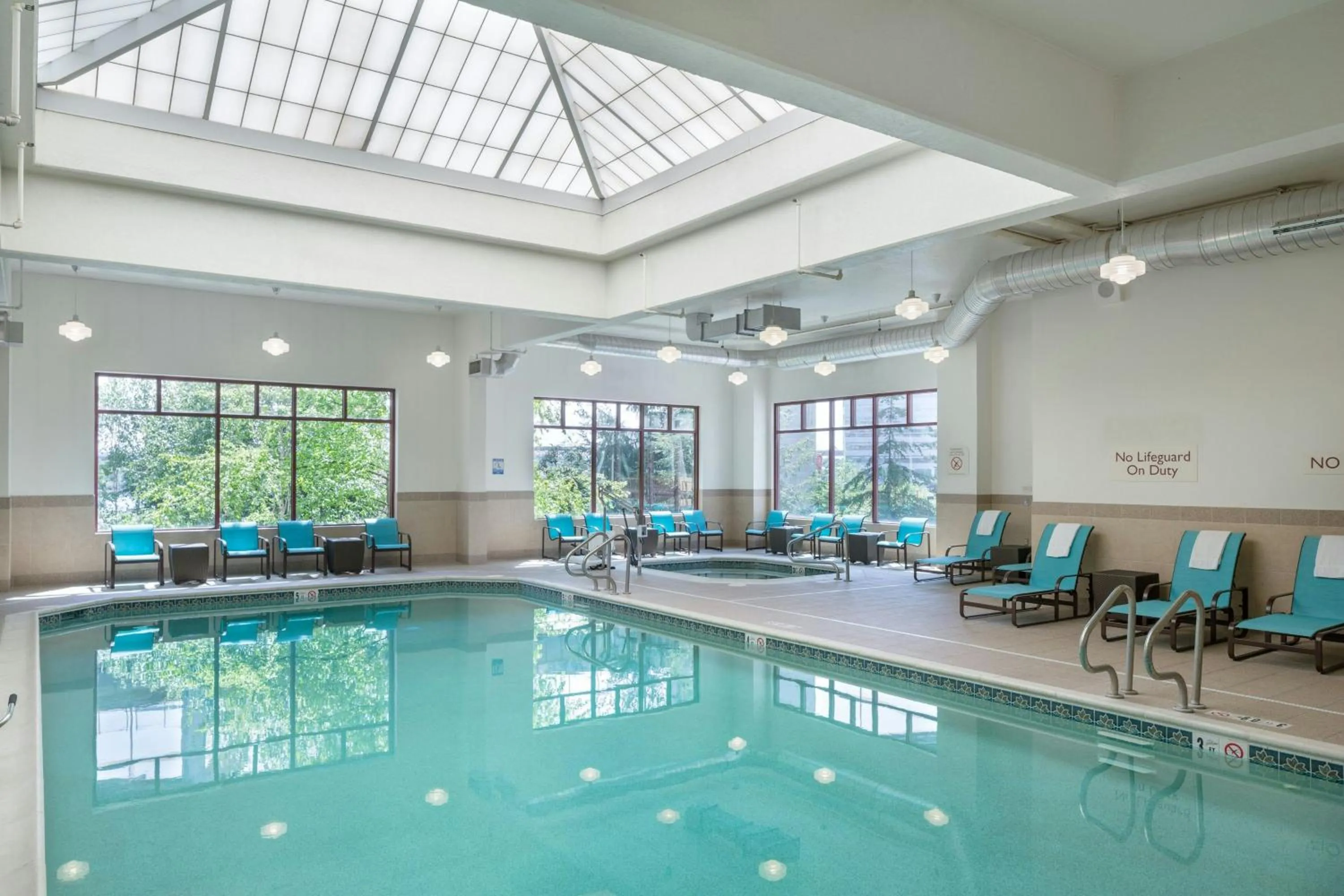 Swimming pool in Residence Inn Portland Downtown/RiverPlace