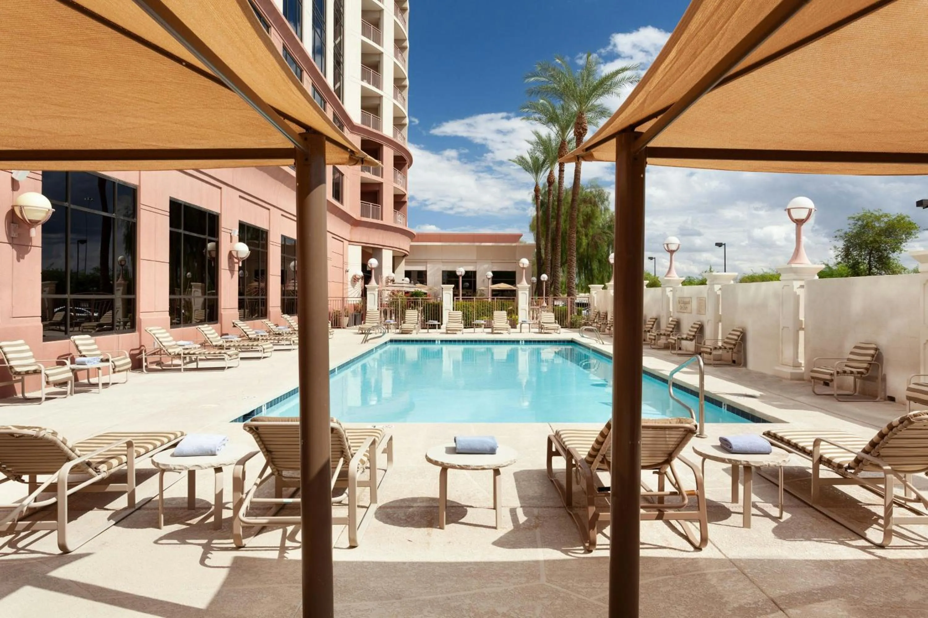 Swimming pool in Marriott Phoenix Airport