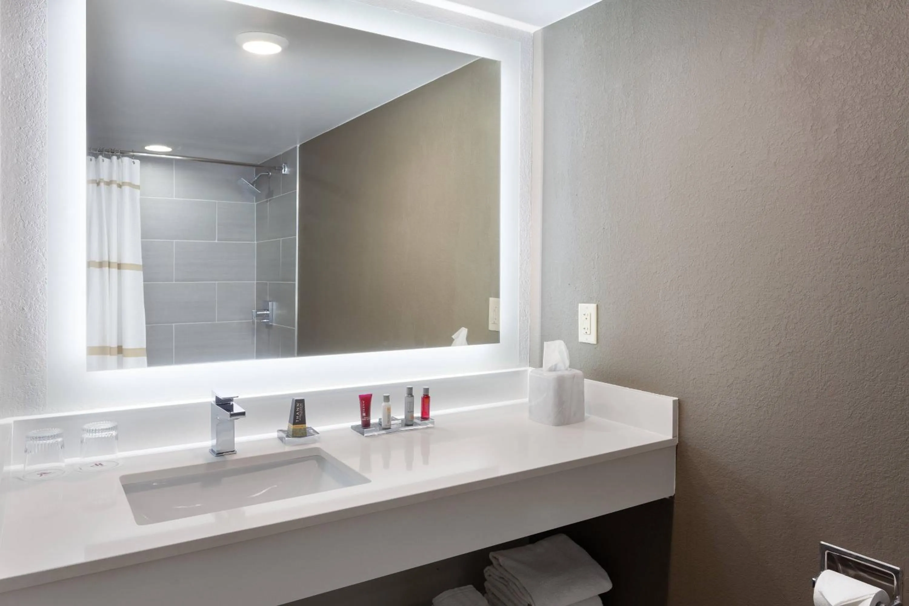 Bathroom in Marriott Phoenix Airport