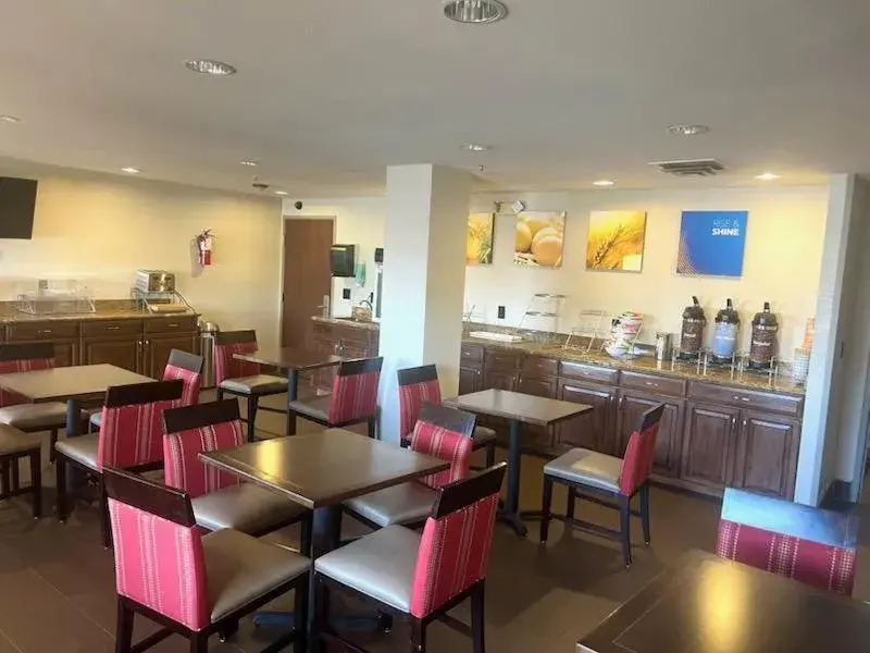 Breakfast in Comfort Inn & Suites Phoenix North - Deer Valley Breakfast in Comfort Inn & Suites Phoenix North - Deer Valley