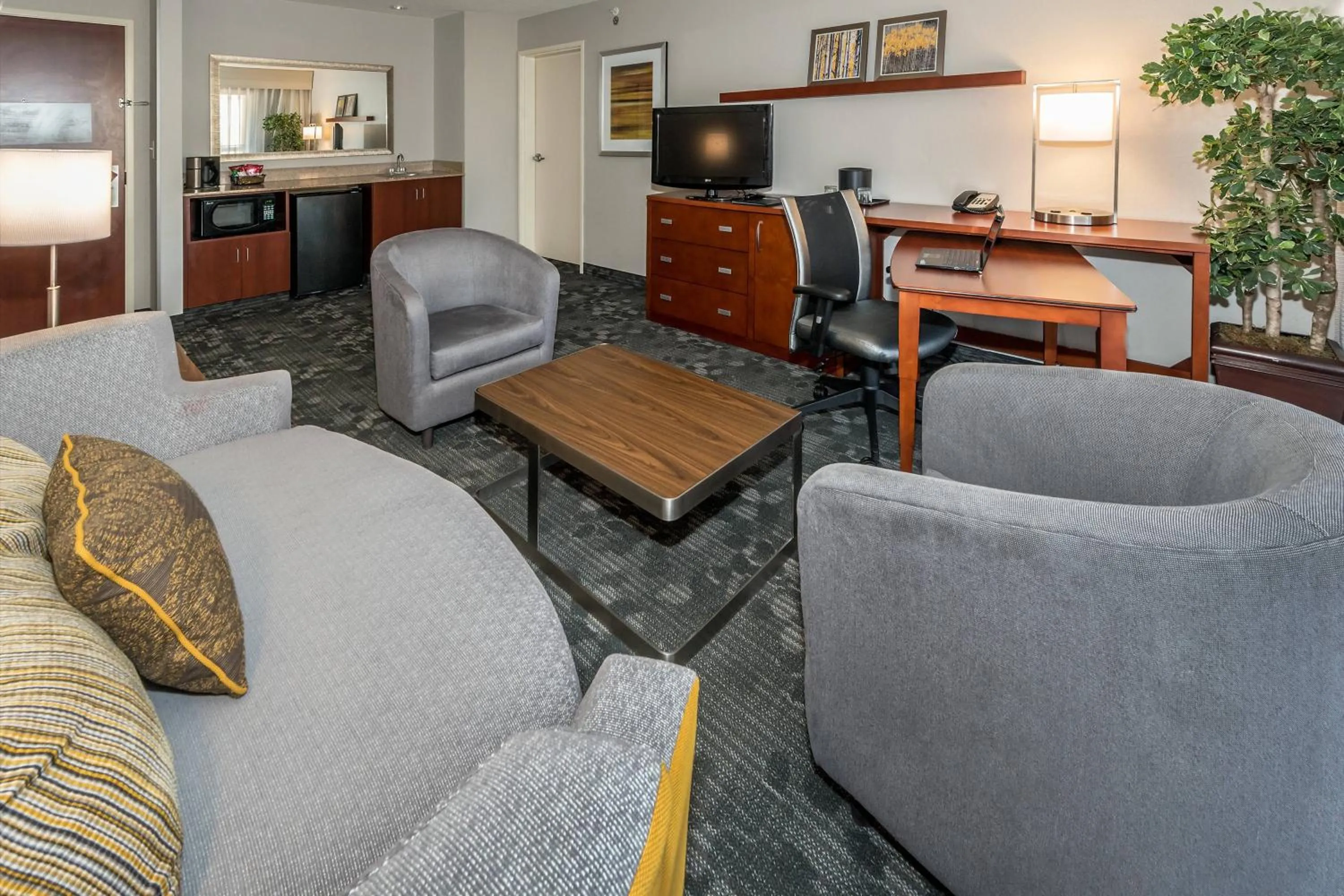 Living room in Courtyard by Marriott Panama City