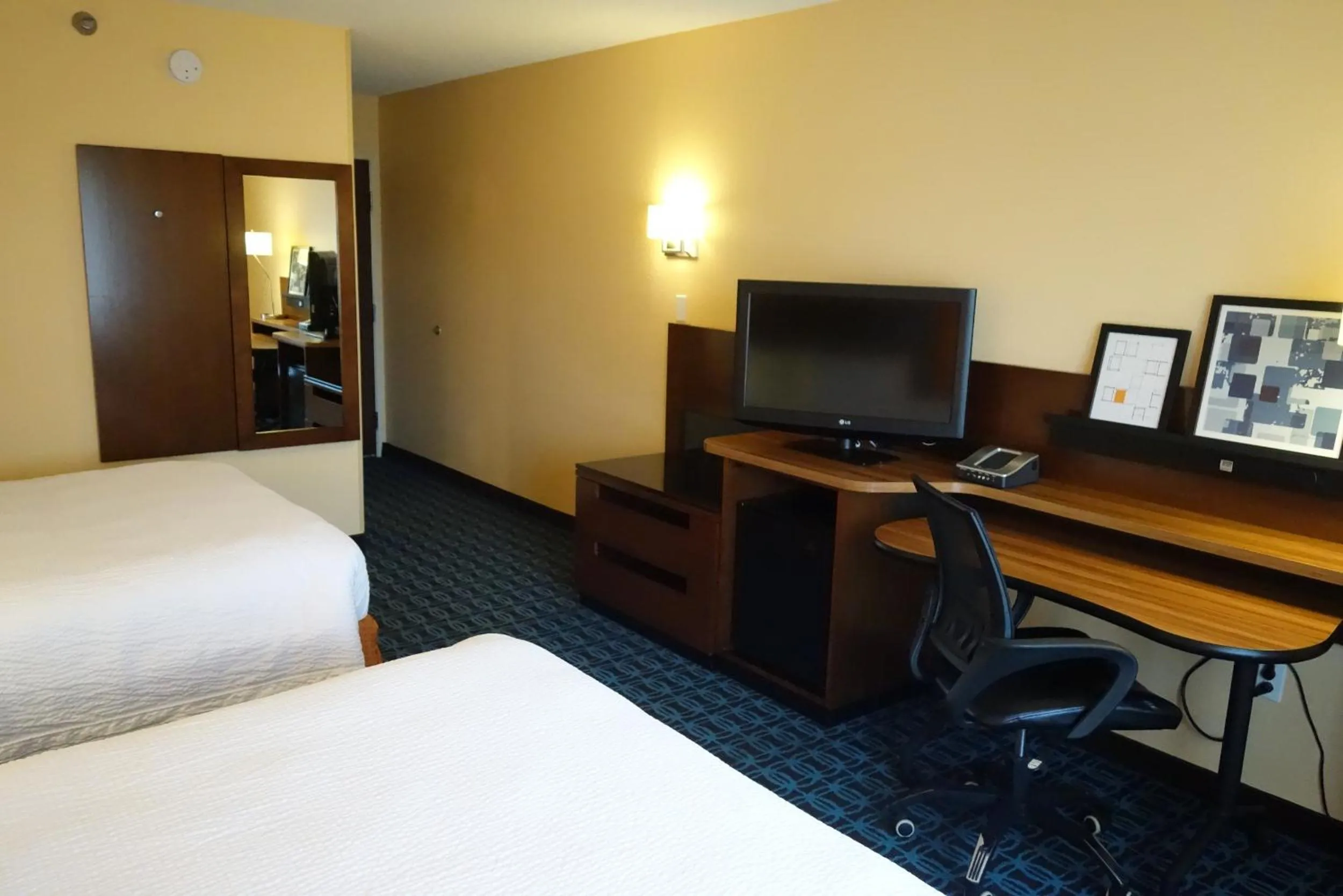 Photo of the whole room, Bed in Country Inn & Suites by Radisson, Phoenix Airport, AZ