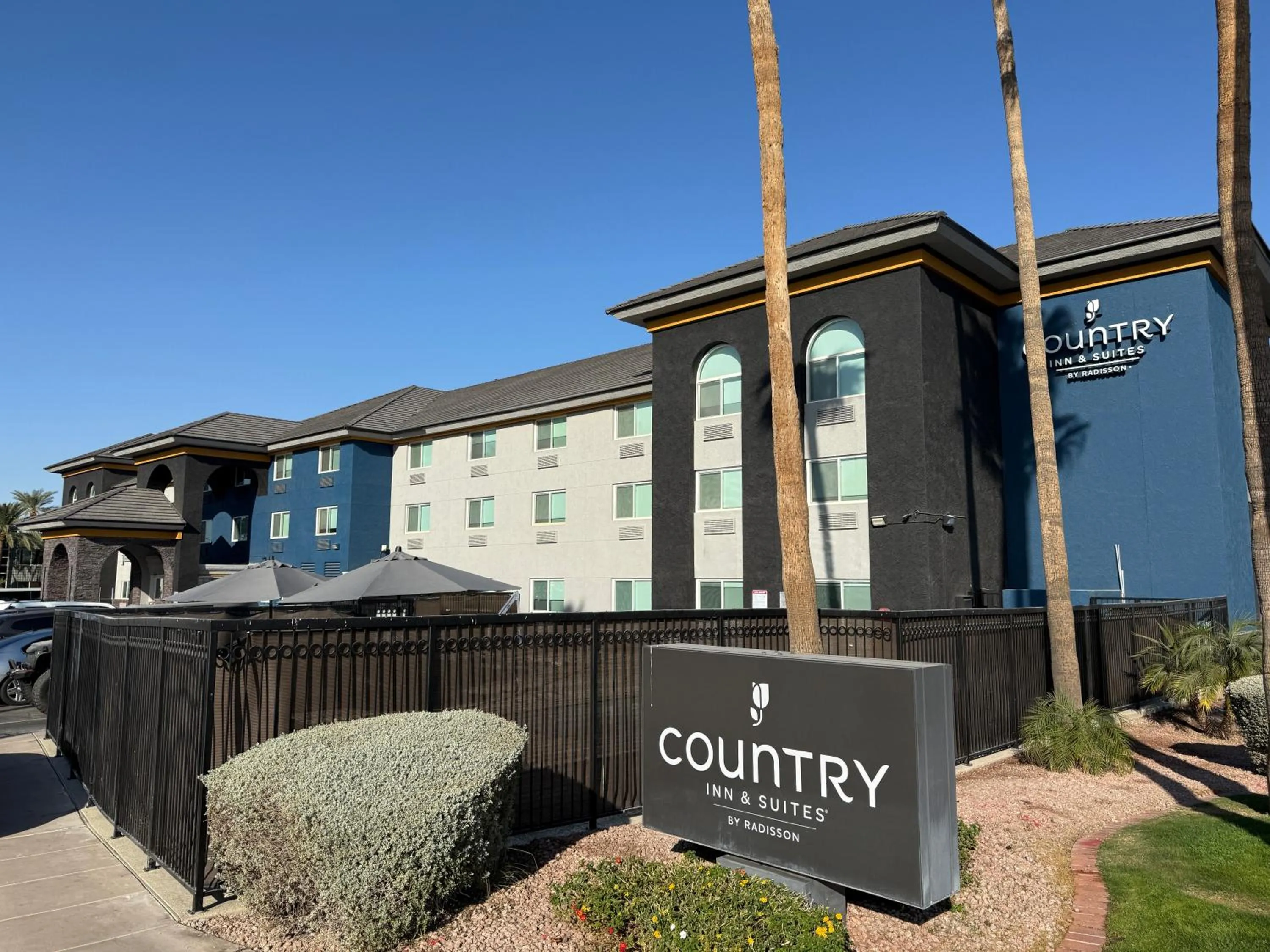 Property building in Country Inn & Suites by Radisson, Phoenix Airport, AZ
