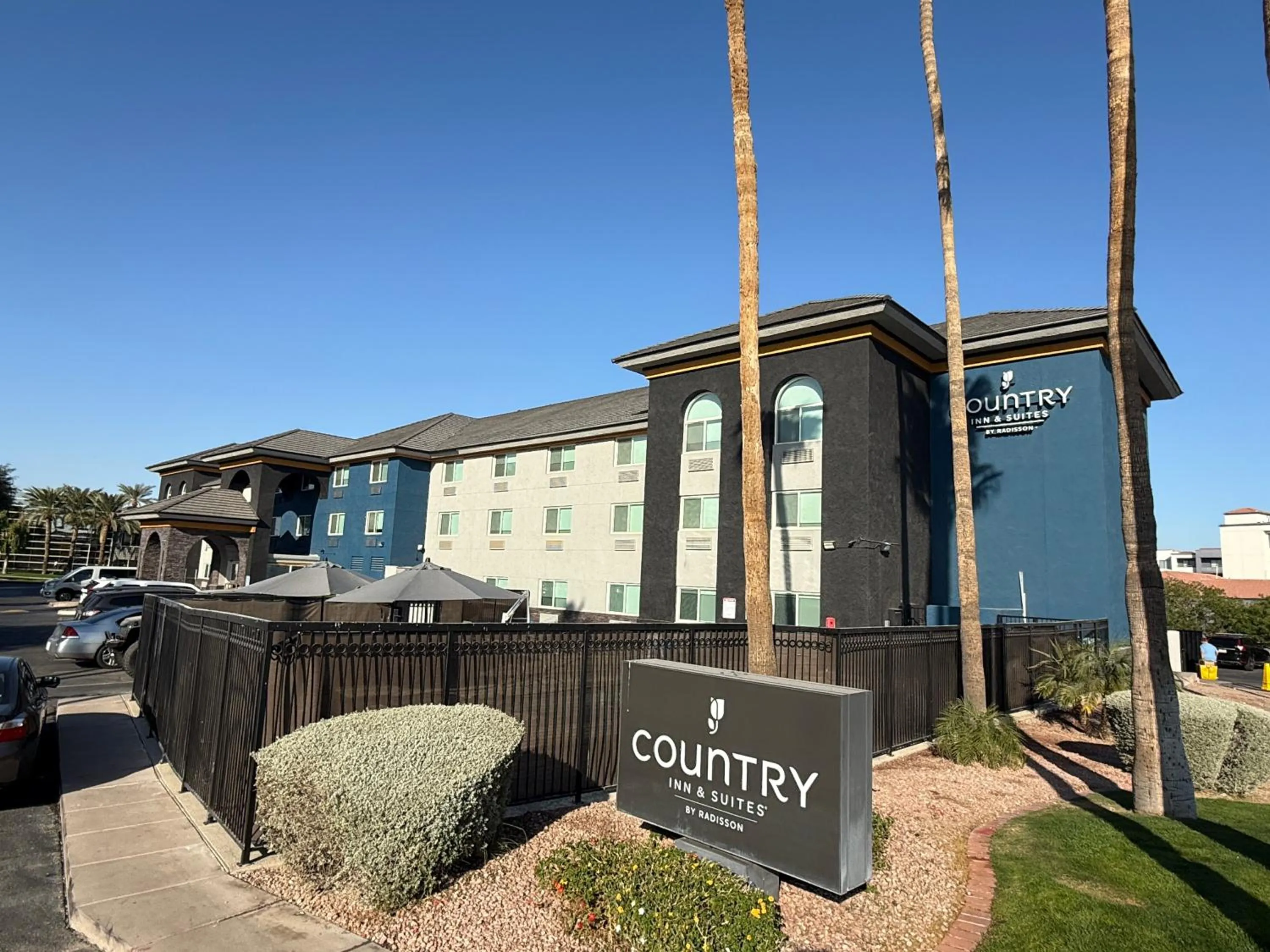 Property building in Country Inn & Suites by Radisson, Phoenix Airport, AZ