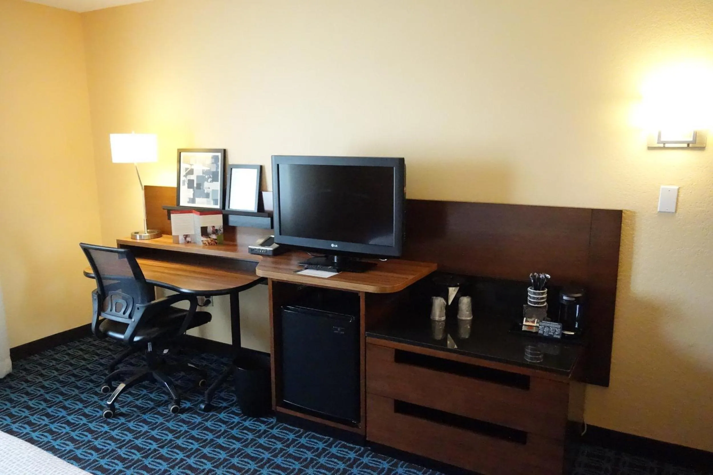 TV and multimedia in Country Inn & Suites by Radisson, Phoenix Airport, AZ