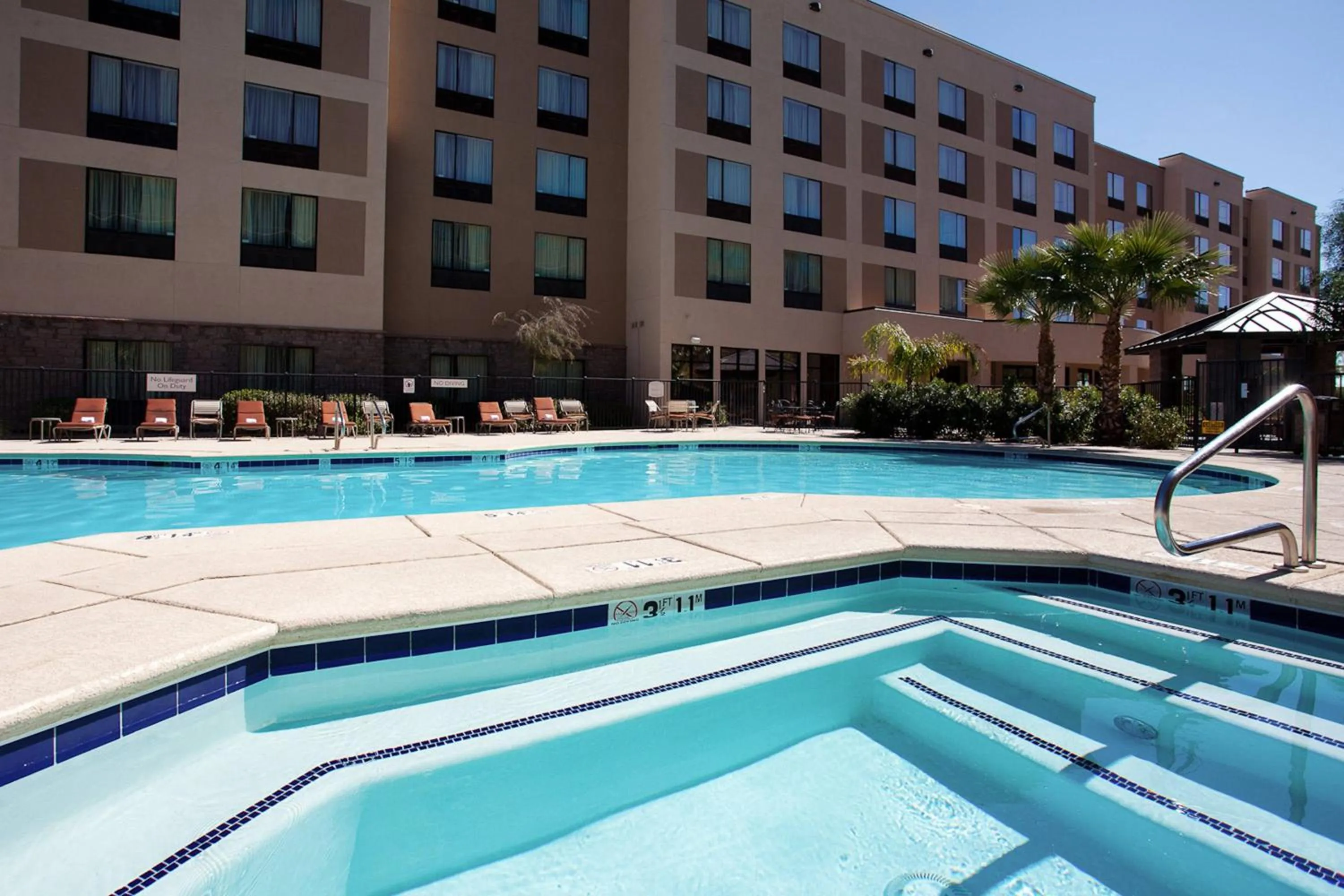 Swimming pool in Residence Inn Phoenix North Happy Valley