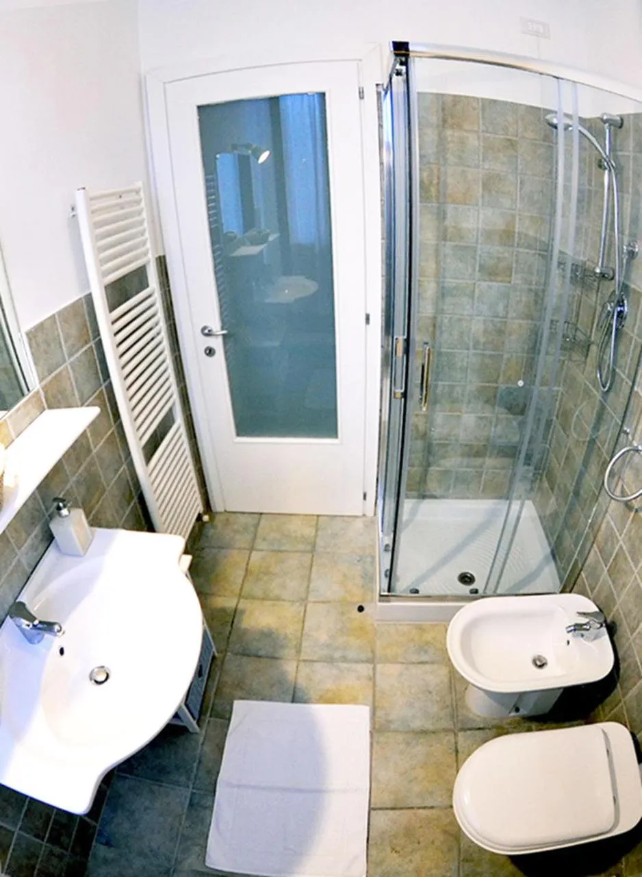 Shower in Bed & Breakfast Il Vicolo