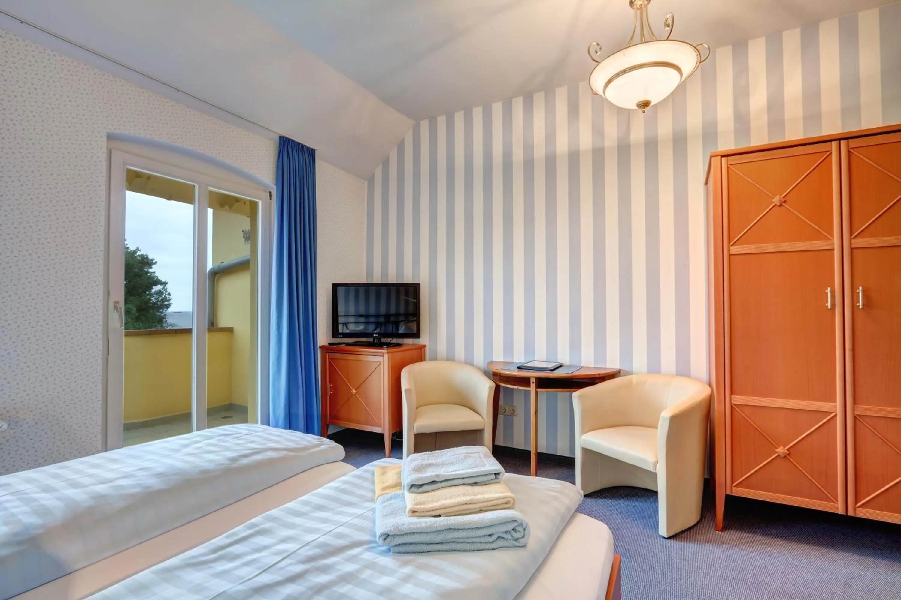 Photo of the whole room, Bed in Hotel Villa Seeschlößchen